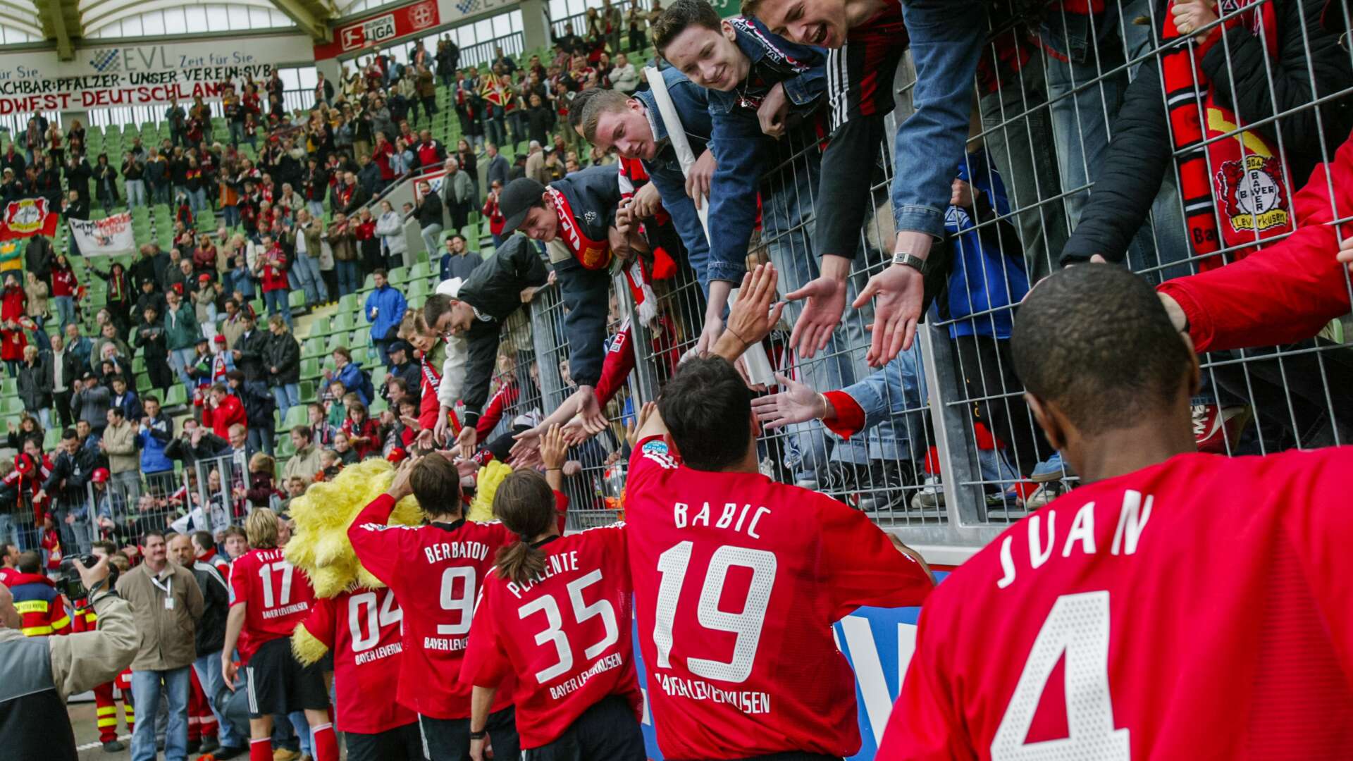 Werkself feiert mit den Fans
