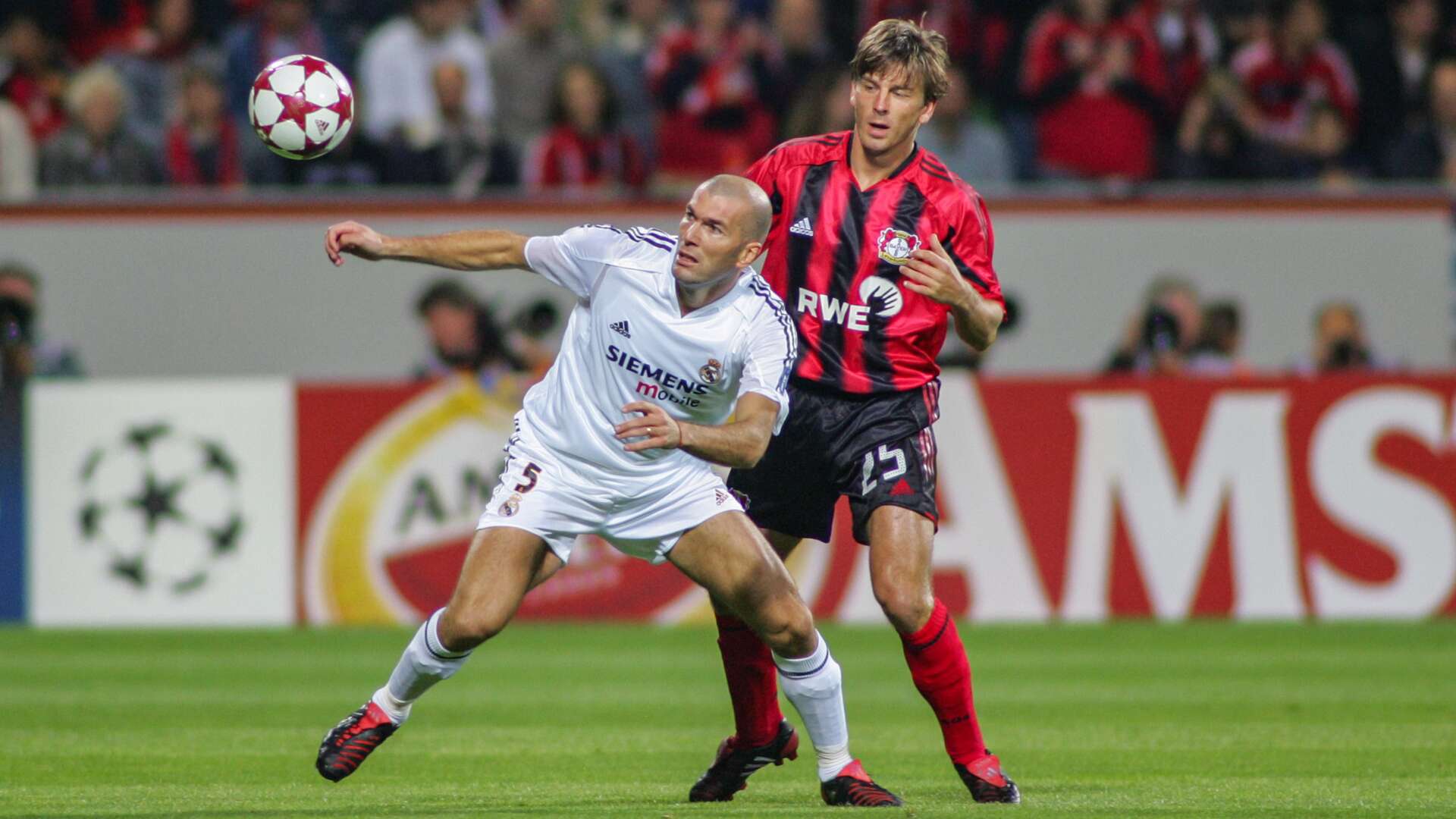 Bernd Schneider, hier gegen Zinedine Zidane