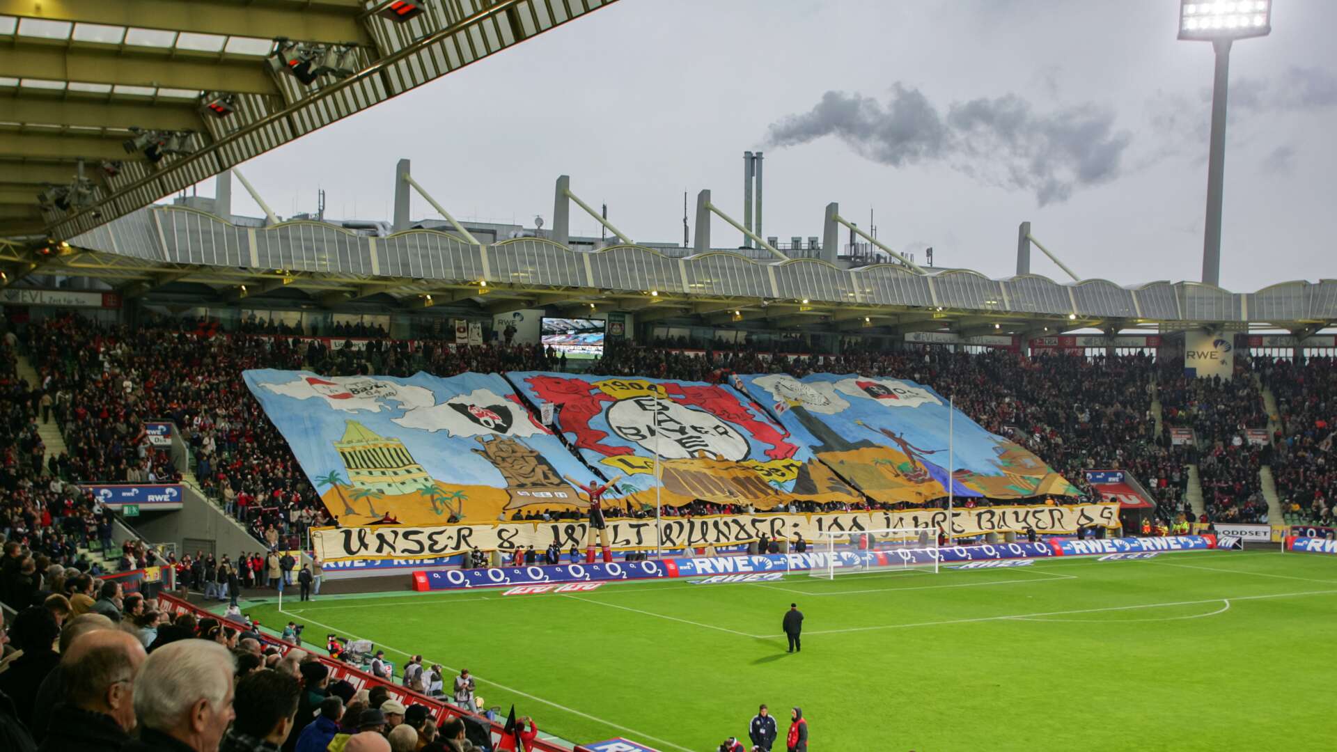 Choreo der Bayer 04-Fans zum hundertjährigen Jubiläum ihres Klubs