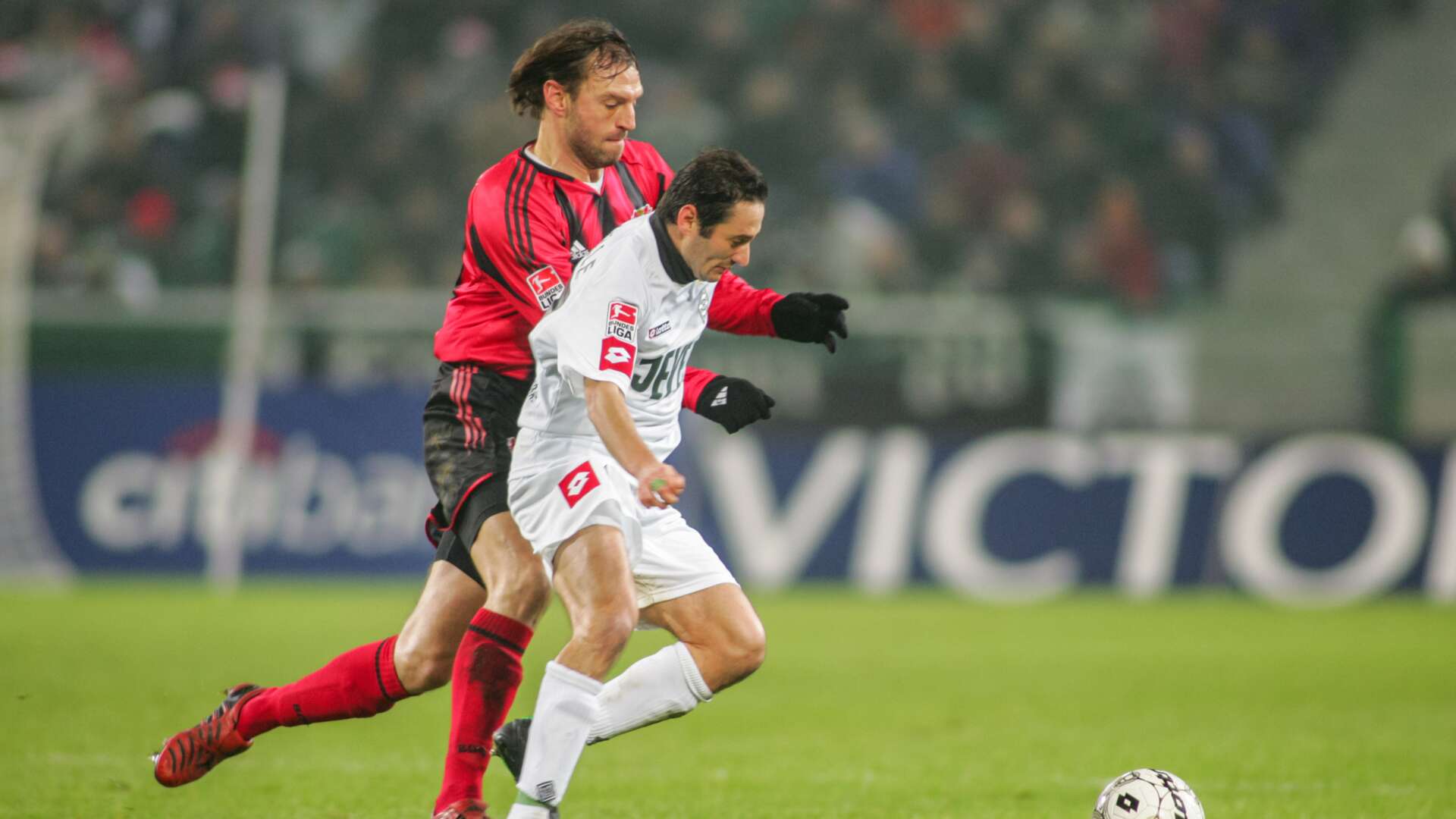 Jens Nowotny, hier im Zweikampf mit den Ex-Leverkusener Oliver Neuville