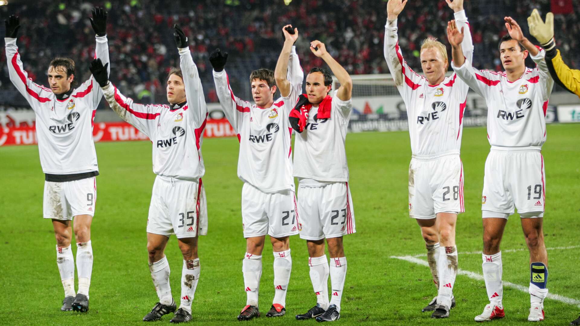 Dimitar Berbatov, Diego Placente, Gonzalo Castro (nach seinem ersten Bundesliga-Einsatz), Landon Donovan, Carsten Ramelow und Marko Babic