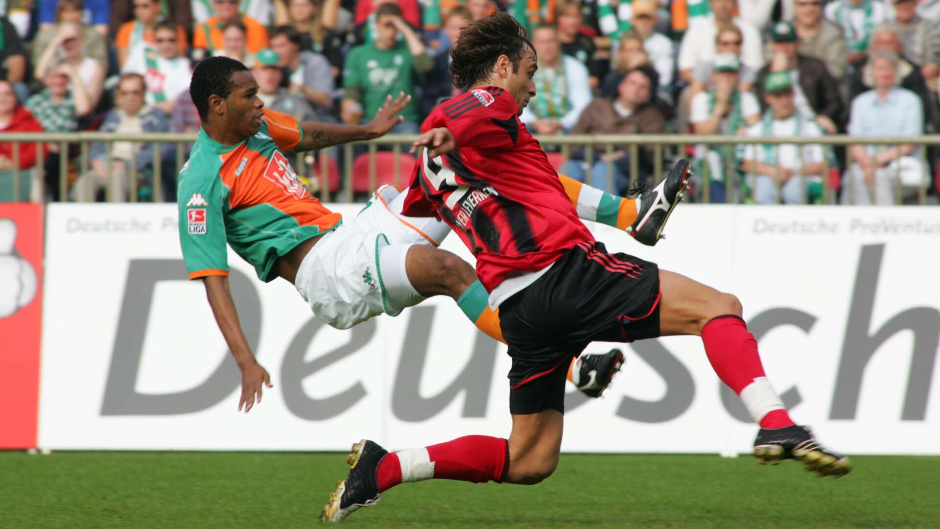 Dimitar Berbatov gegen den Bremer Naldo