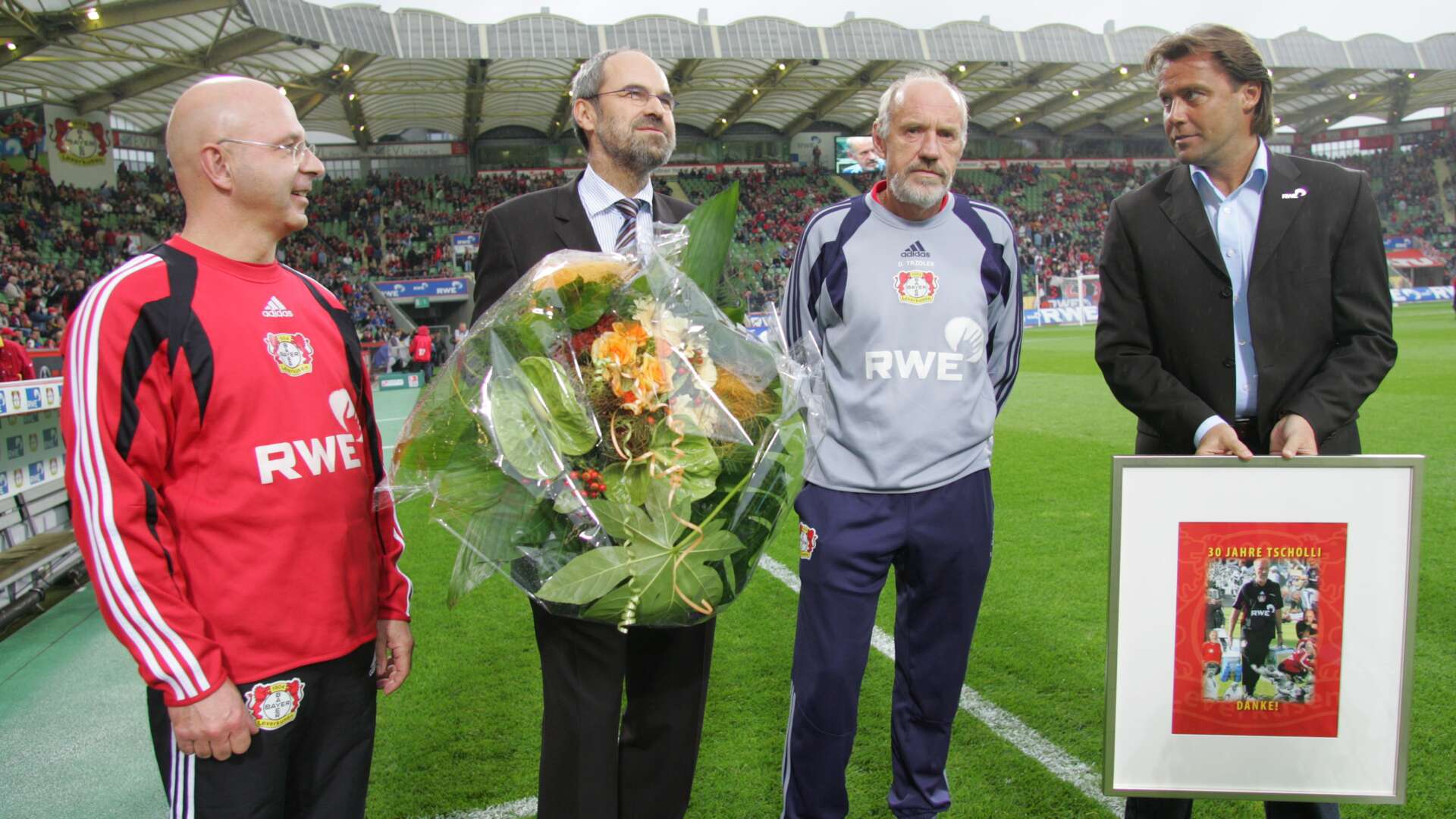 Dr. Thomas Pfeiffer, Geschäftsführer Wolfgang Holzhäuser, Dieter Trzolek und Teammanager Hans-Peter Lehnhoff
