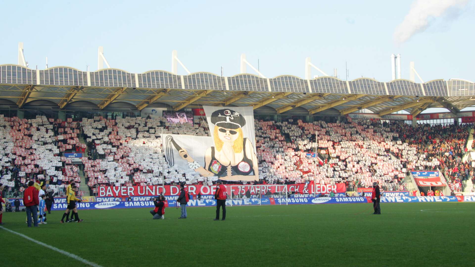 Bayer 04-Fans feiern 25-jährige Fanfreundschaft zwischen den Kickers Offenbach und der Werkself