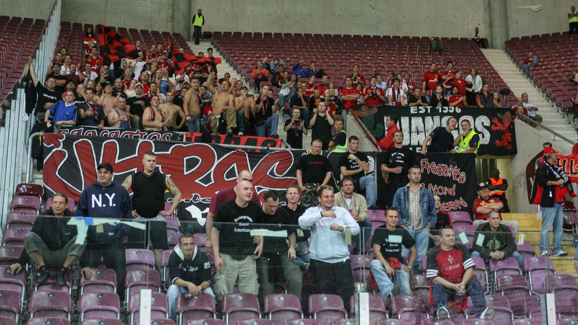 Bayer 04-Fans in Sion