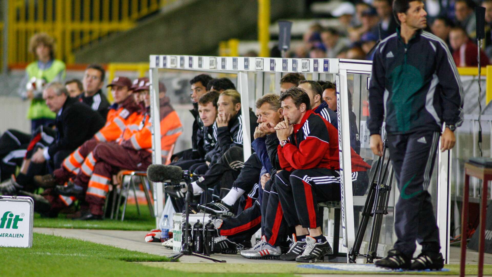 Auswechselbank um Trainer Michael Skibbe