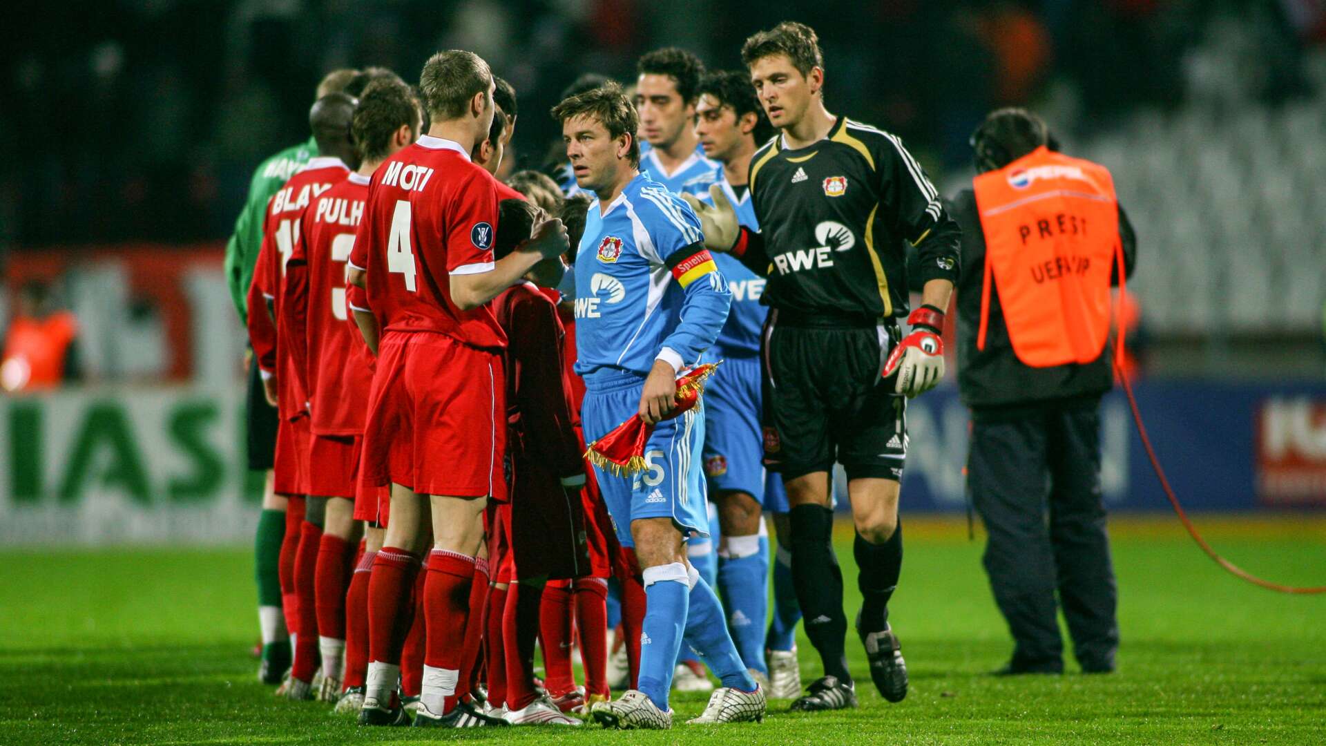 Angeführt von Kapitän Bernd Schneider begrüßte die Werkself Schiedsrichter und Gegner