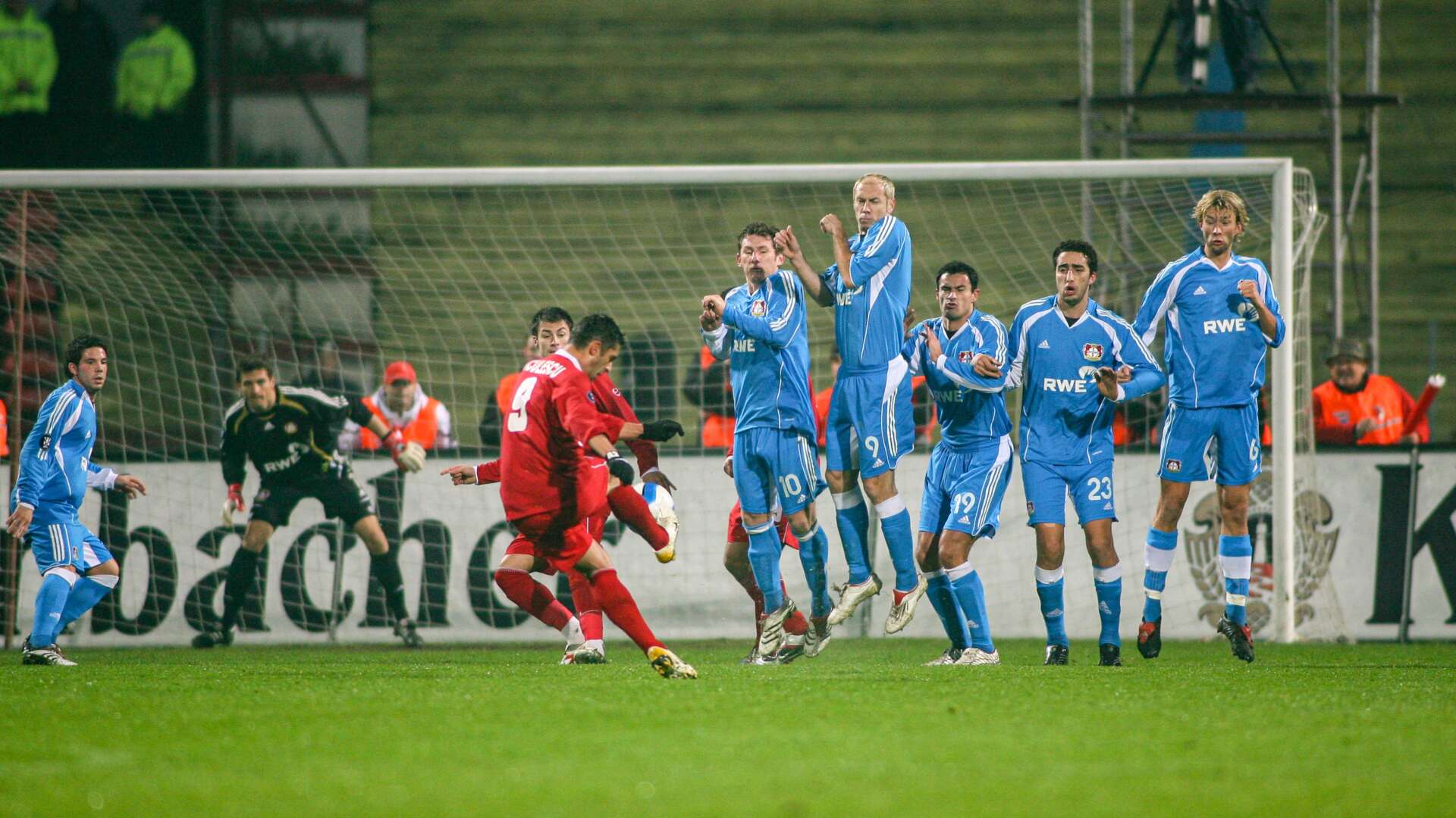 Freistoß von Dinamos Niculescu