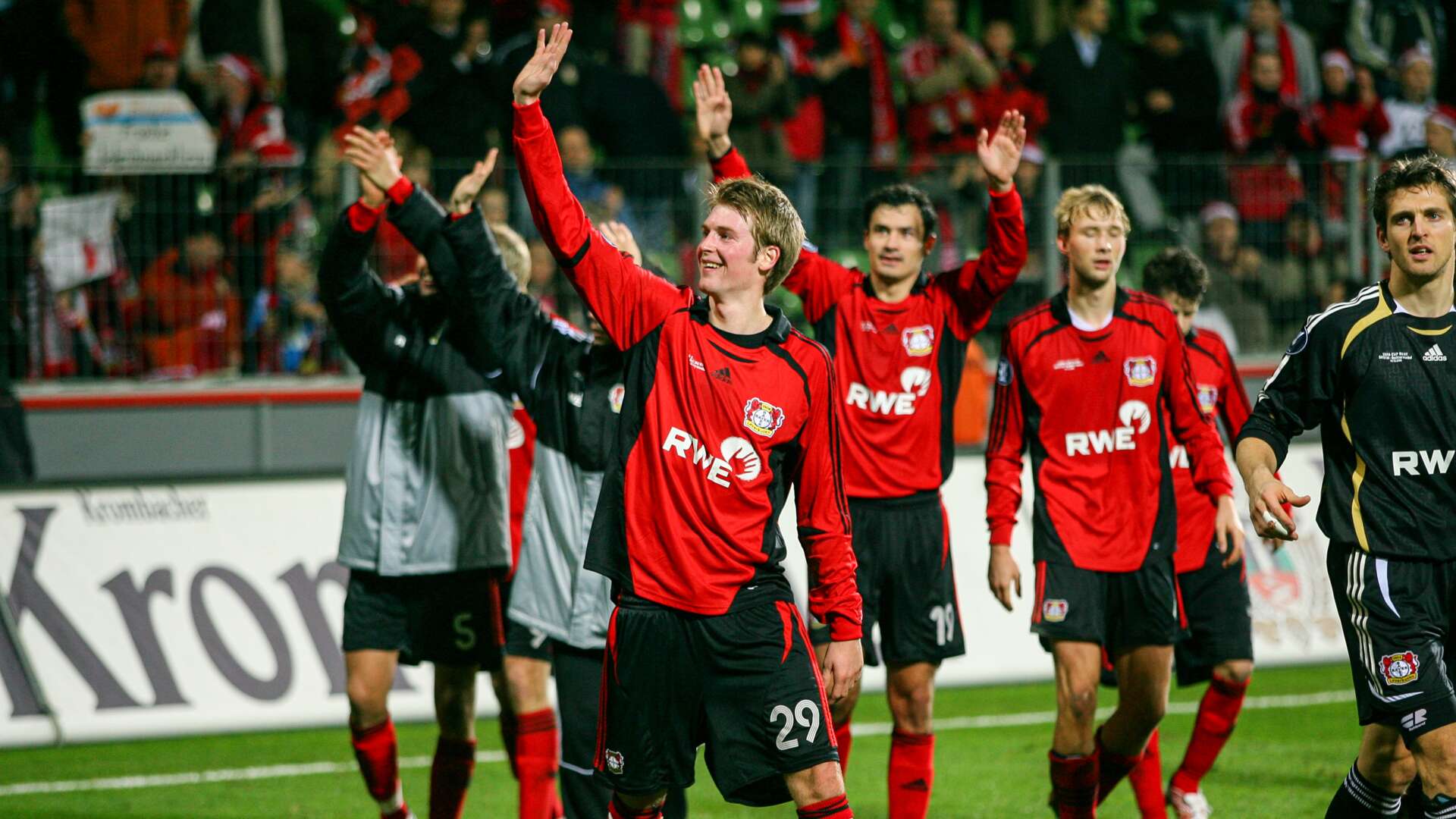 Jan-Ingwer Callsen-Bracker und die Werkself nach dem Spiel