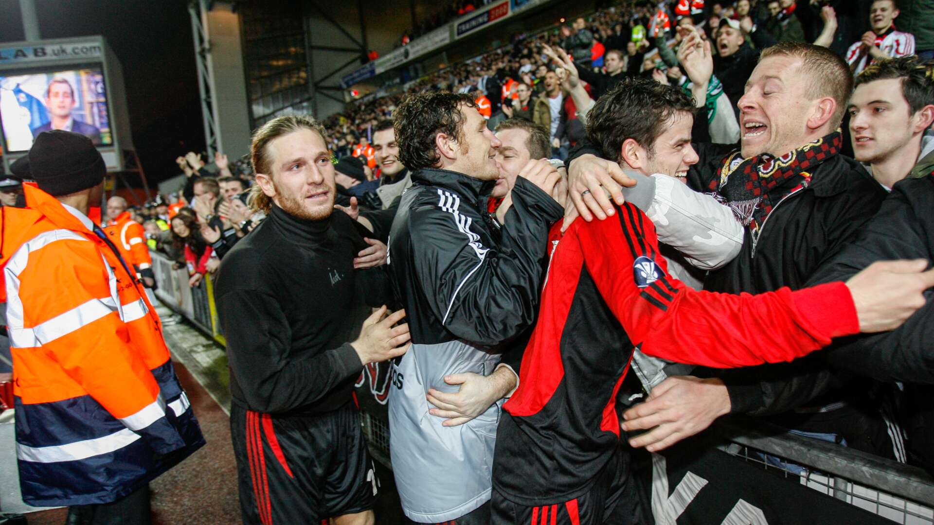 Andrey Voronin, Paul Freier und Tranquillo Barnetta mit den Bayer 04-Fans