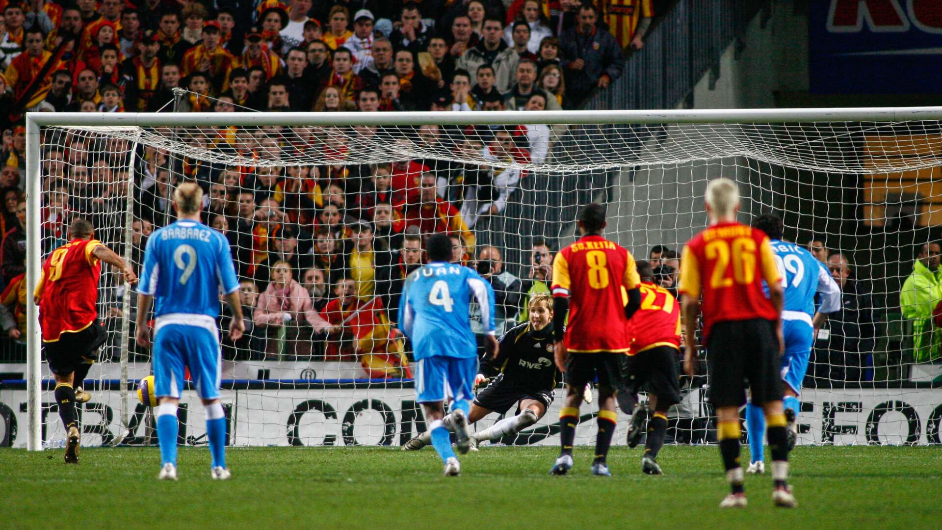 Lens erzielt das Tor per Elfmeter.