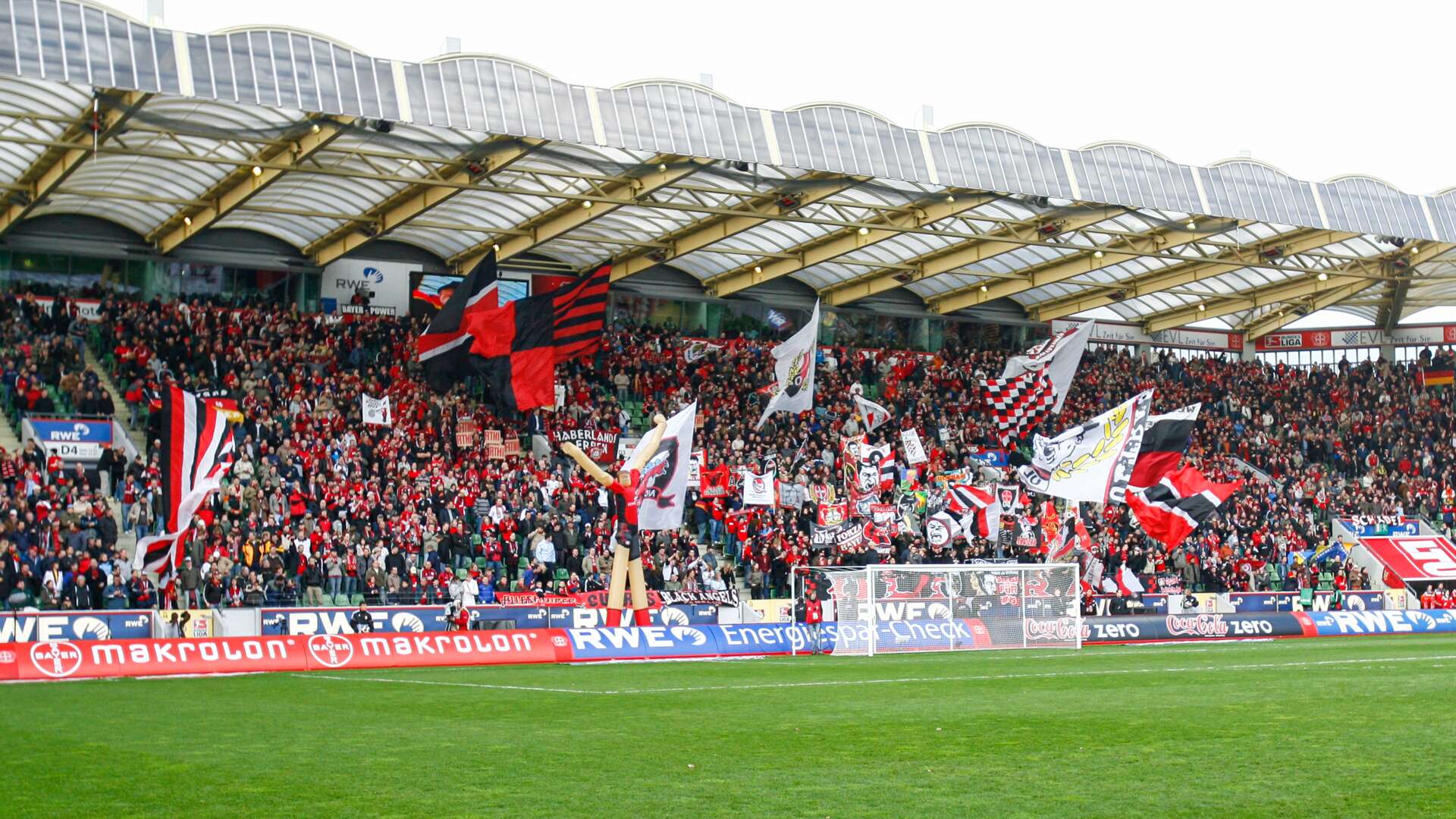 Bayer 04-Fans in der Nordkurve der BayArena