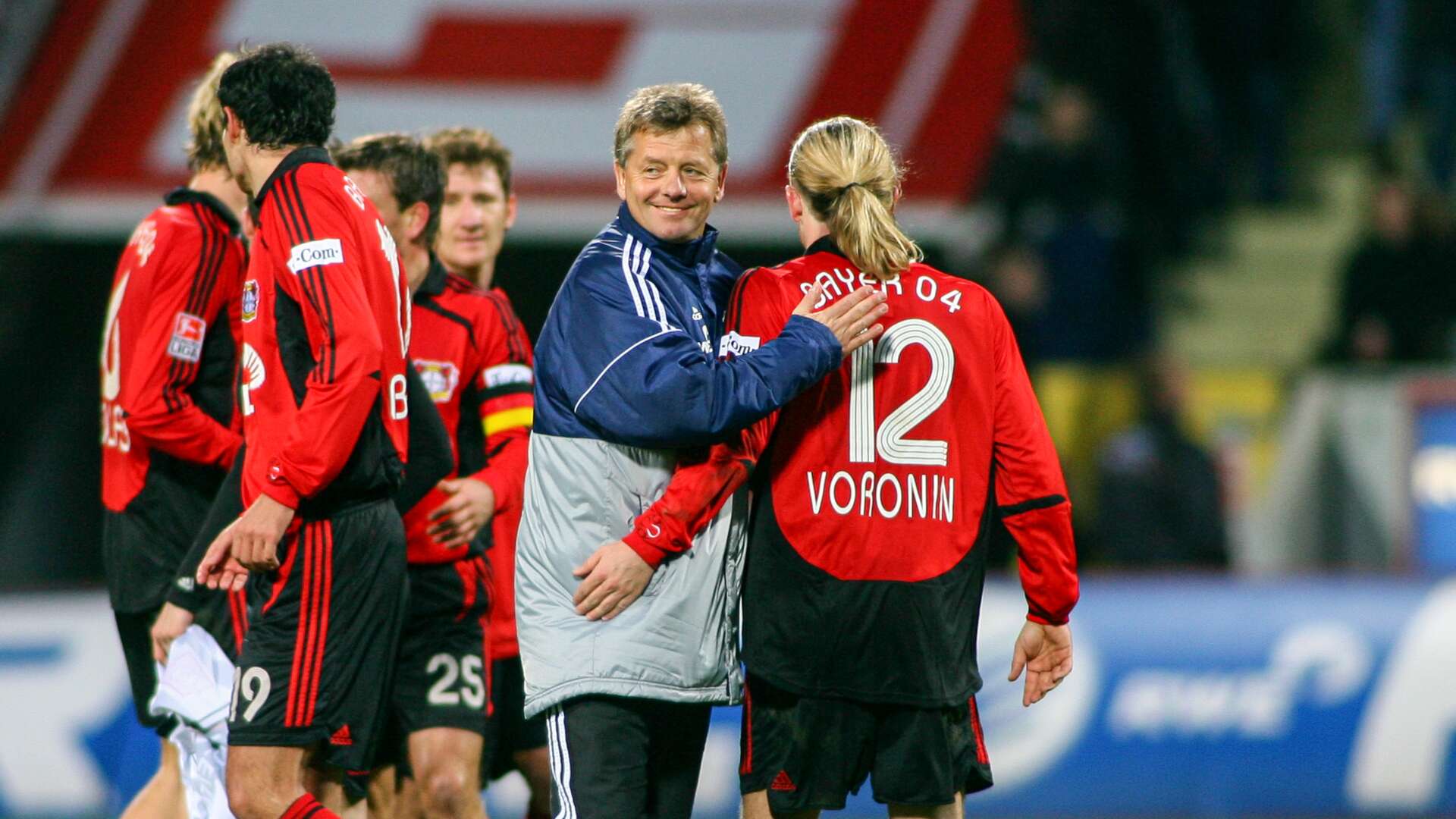 Werkself um Peter Hermann und Andrey Voronin nach dem Spiel