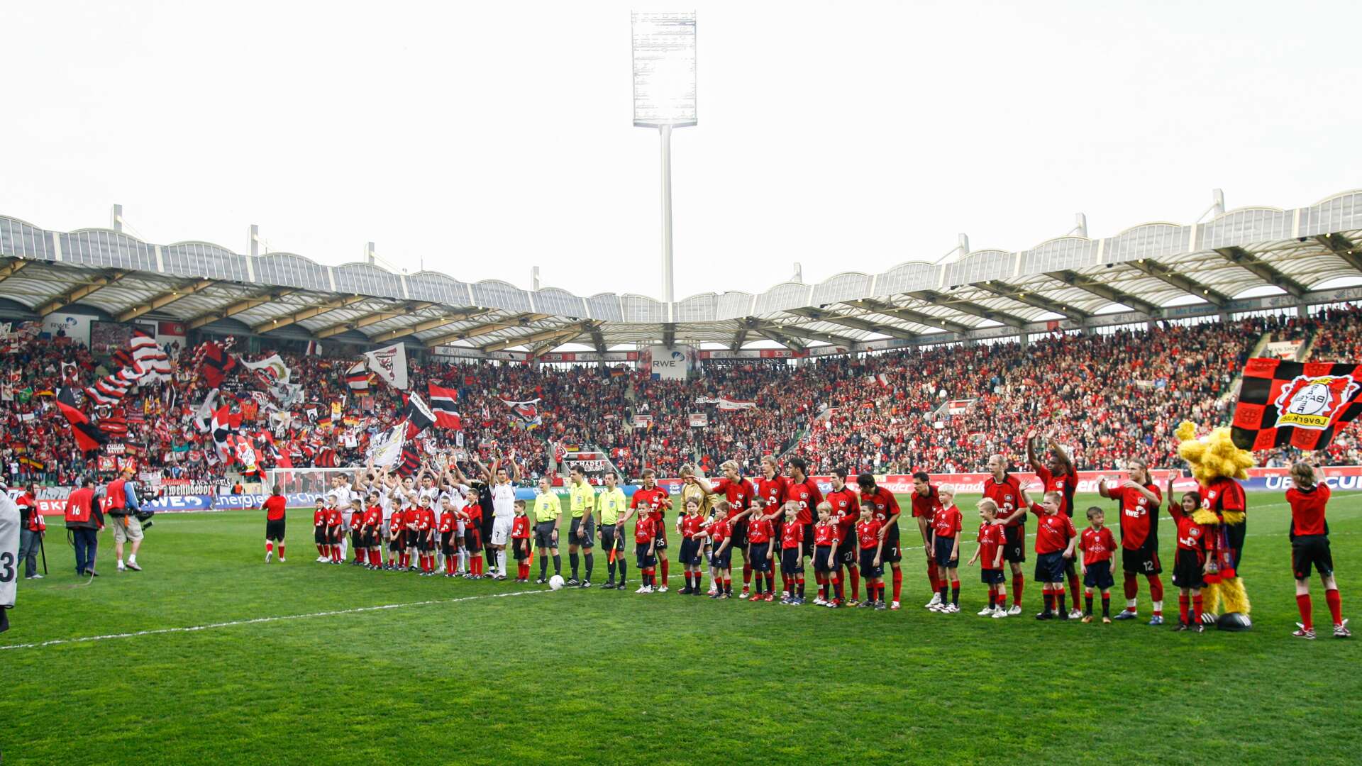 Bayer 04 vor dem Spiel in der BayArena