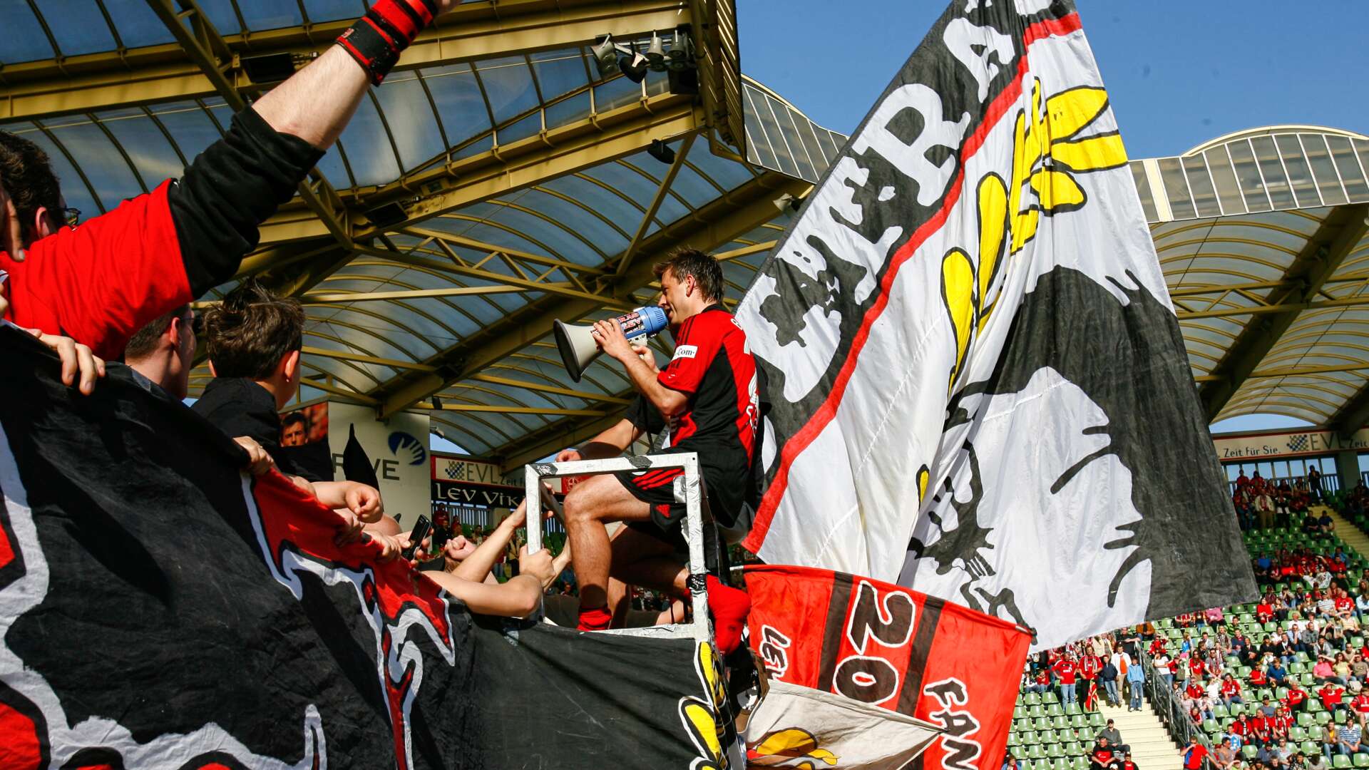 Bernd Schneider feiert mit den Fans