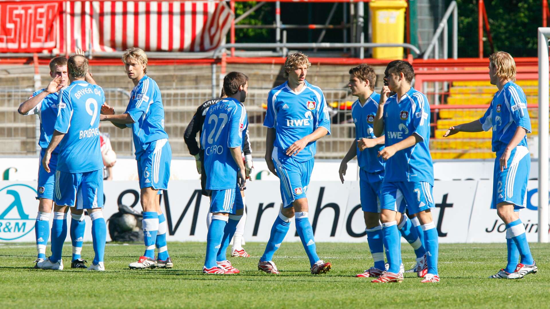 Werkself vor dem Anpfiff im Cottbuser Stadion der Freundschaft