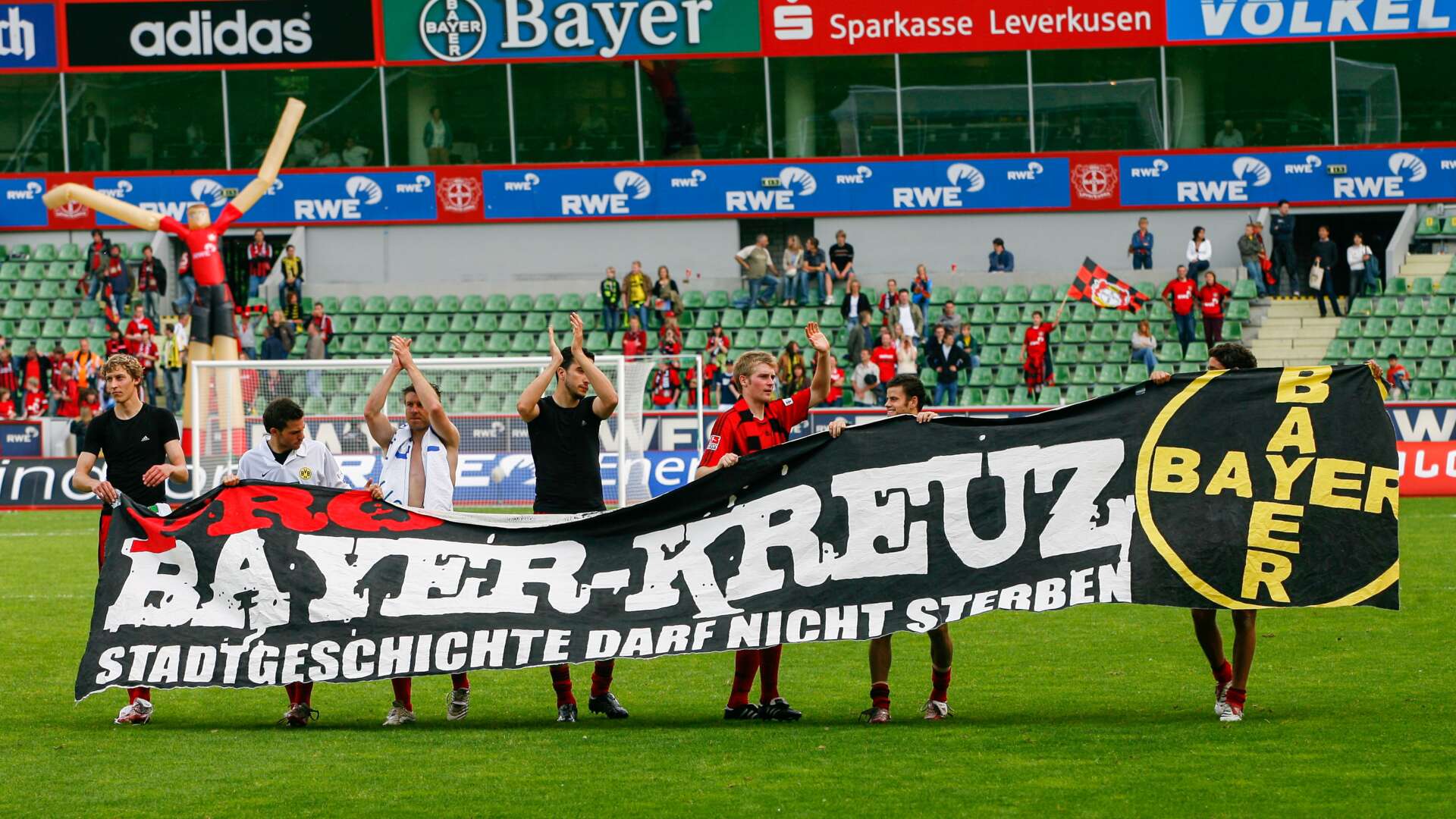Bayer 04 demonstriert fürs Bayer-Kreuz