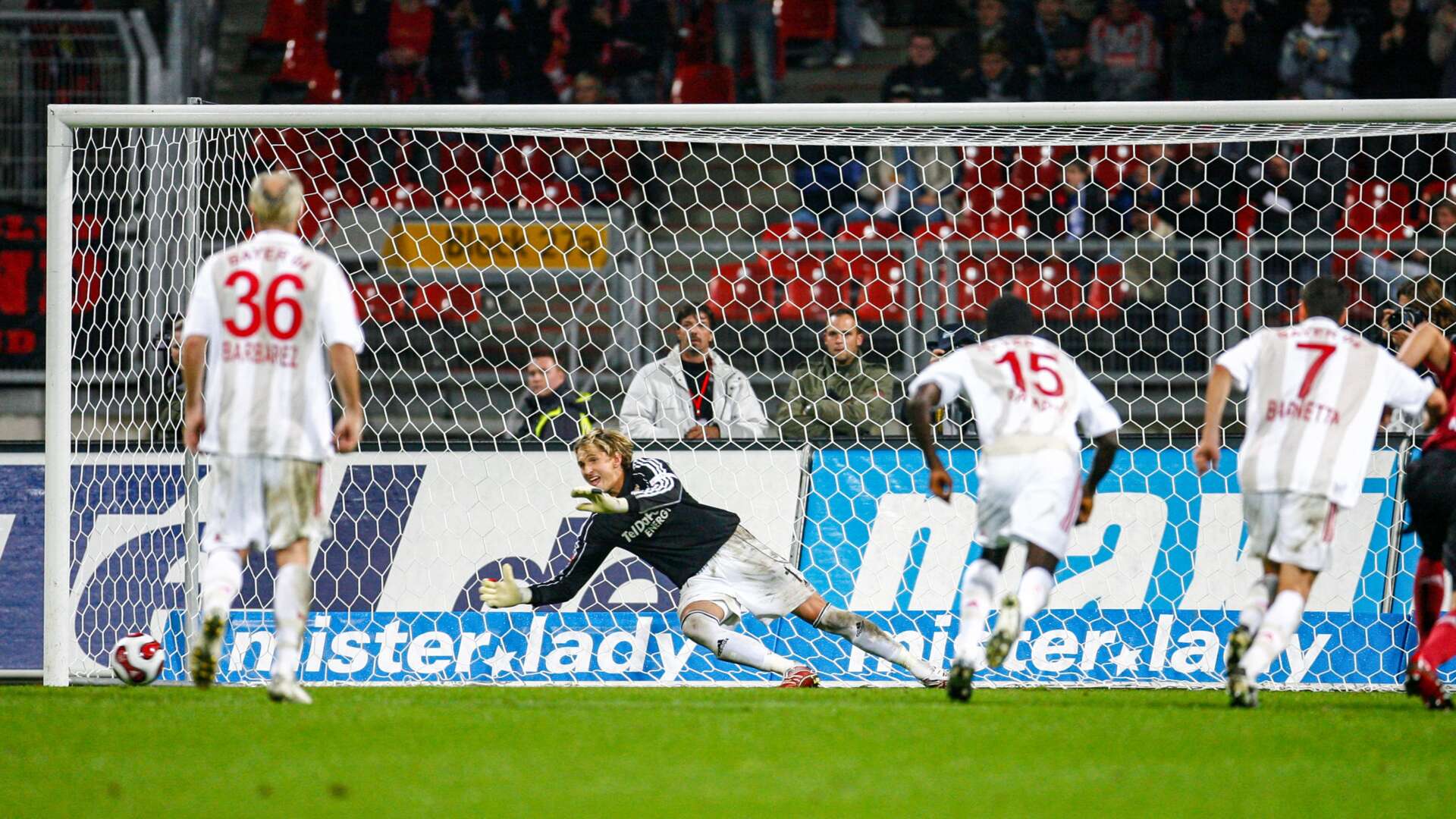 Marek Mintal verwandelt Foulelfmeter gegen René Adler