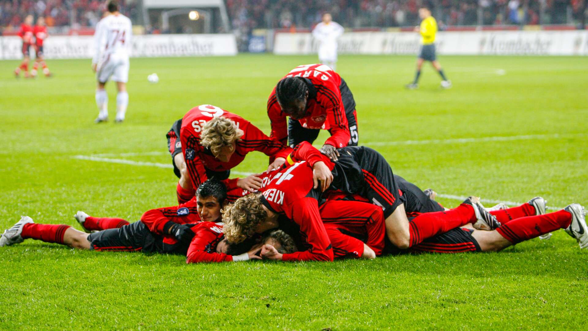 Werkself beim Torjubel