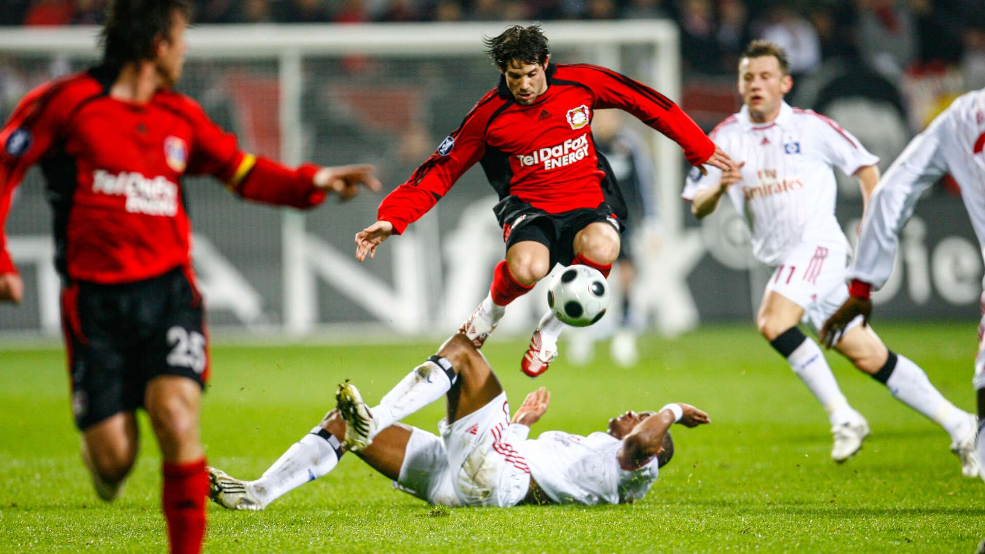 Gonzalo Castro gegen den Hamburger Collin Benjamin