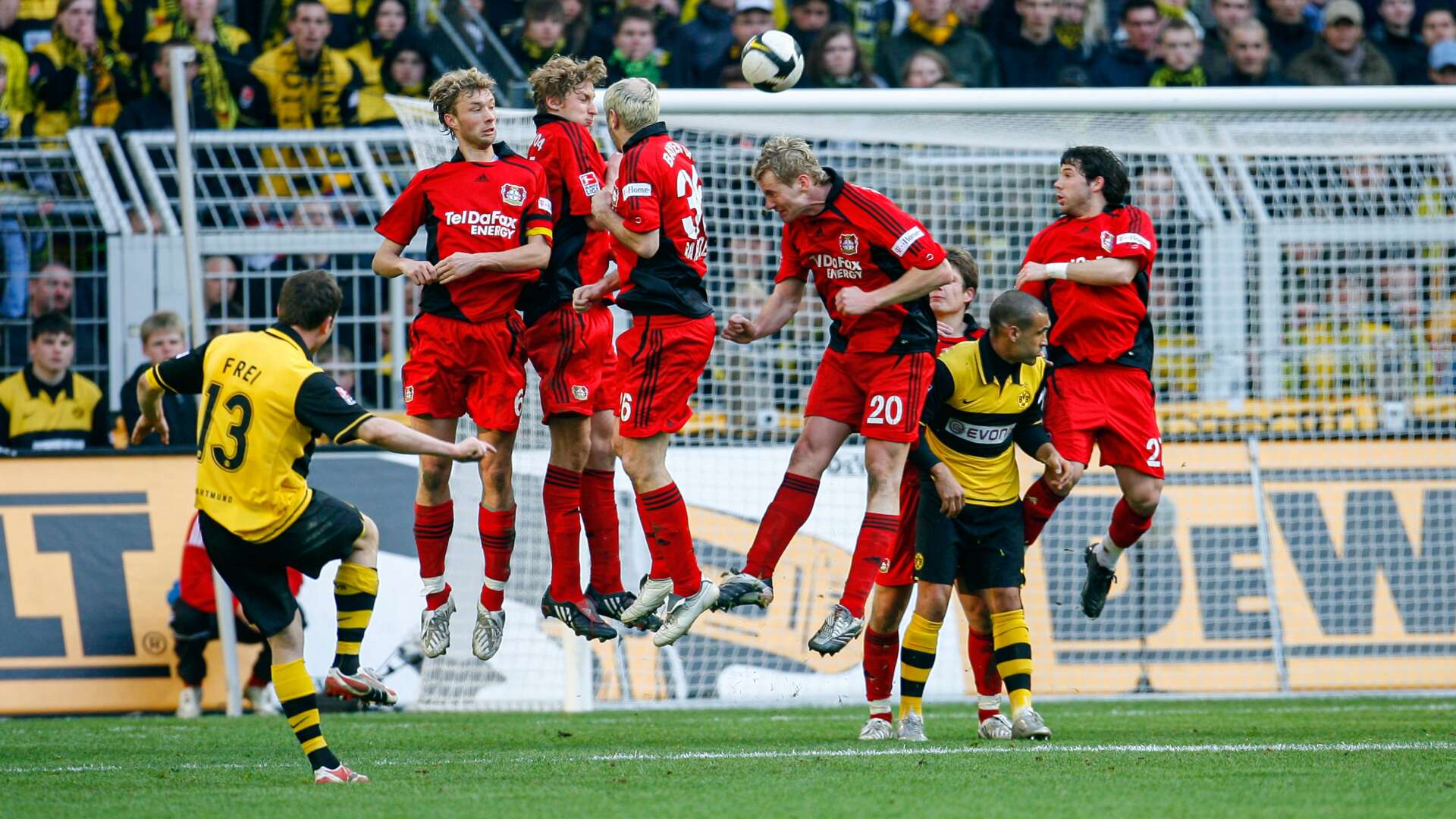 Bayer 04-Mauer beim BVB-Freistoß