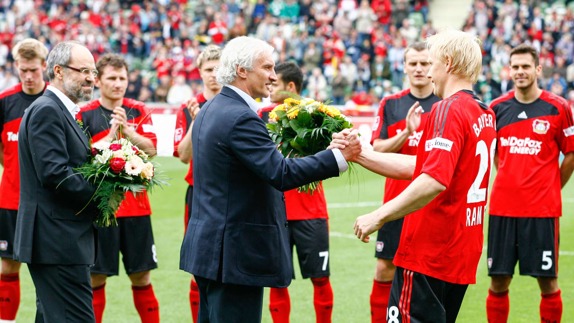 Sportdirektor Rudi Völler, Geschäftsführer Wolfgang Holzhäuser und Carsten Ramelow