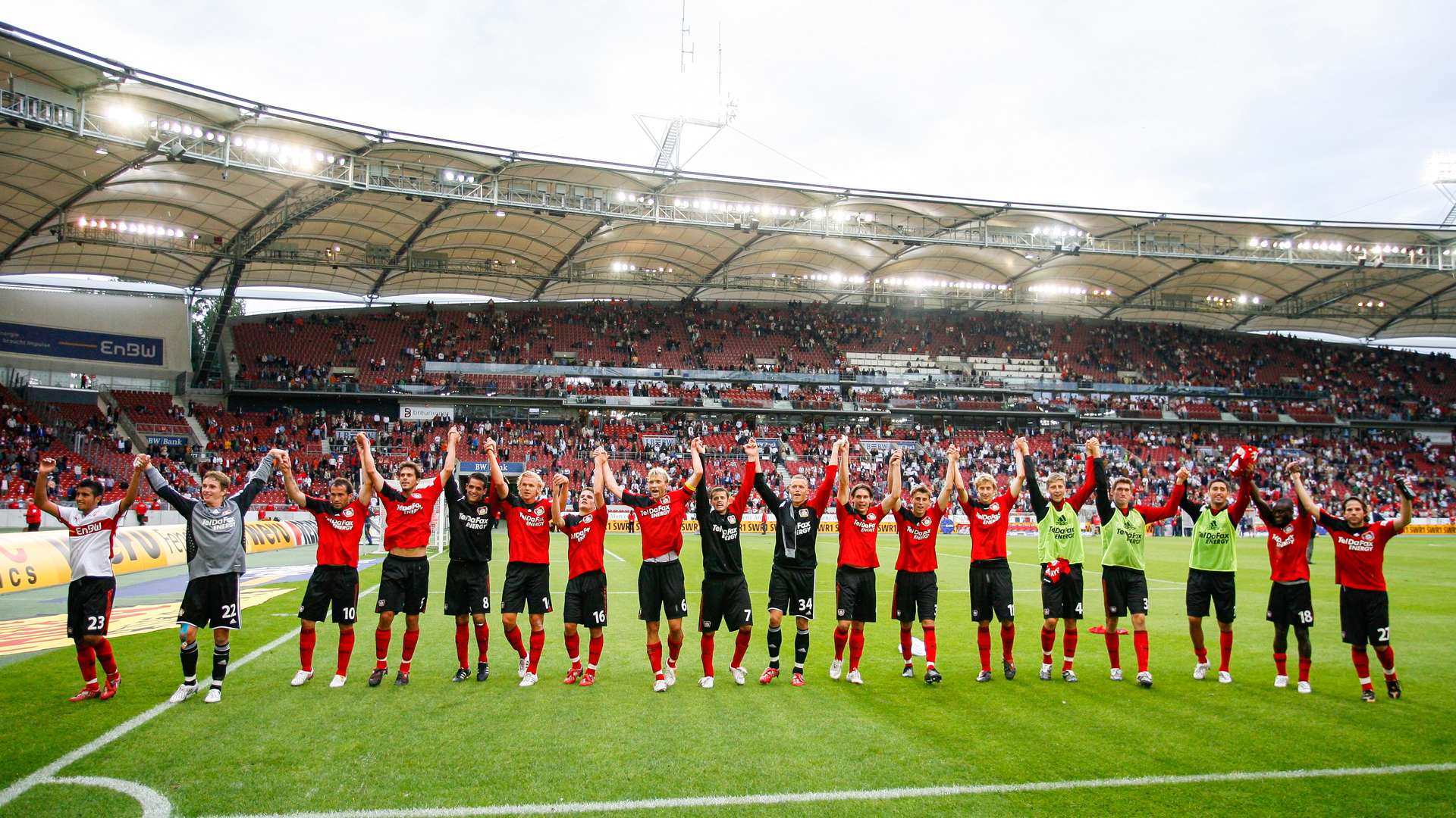 Werkself feiert mit den Auswärtsfans