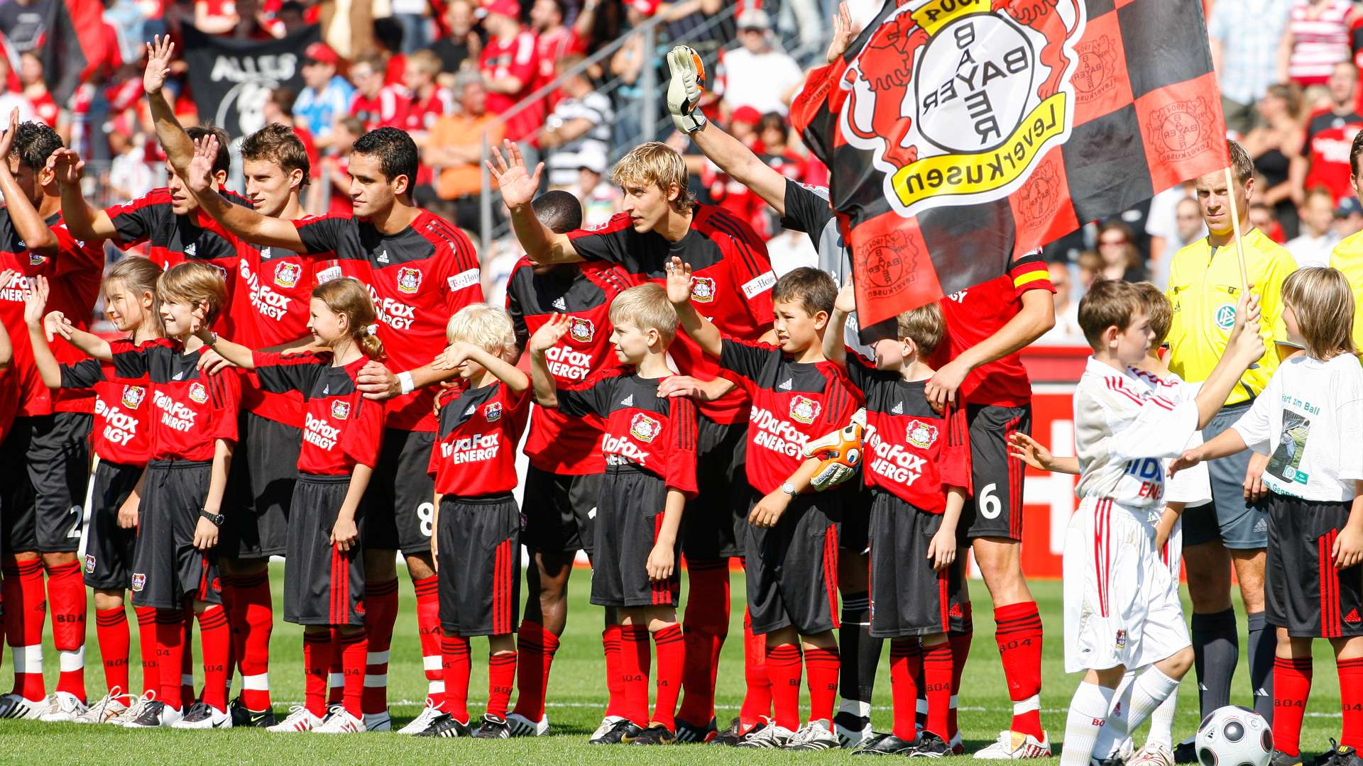 Werkself nach dem Einlaufen in der BayArena