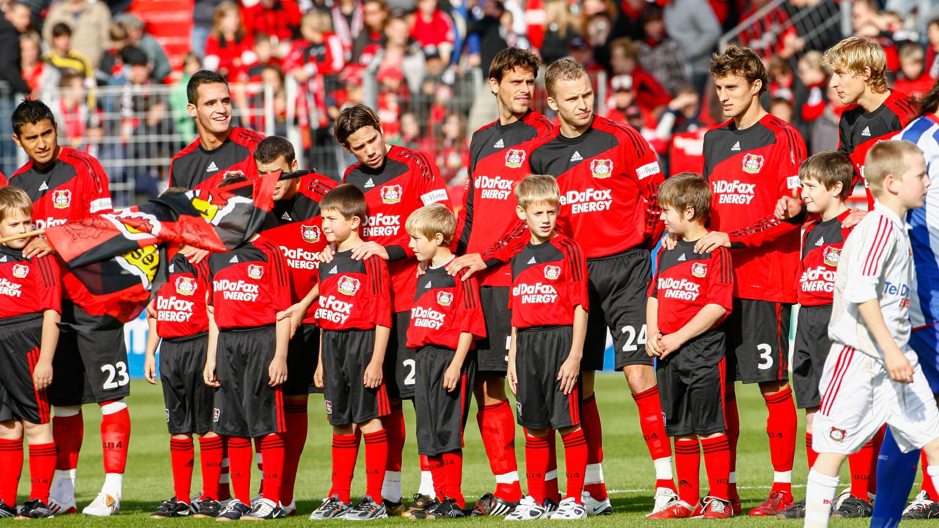 Werkself nach dem Einlaufen in der BayArena