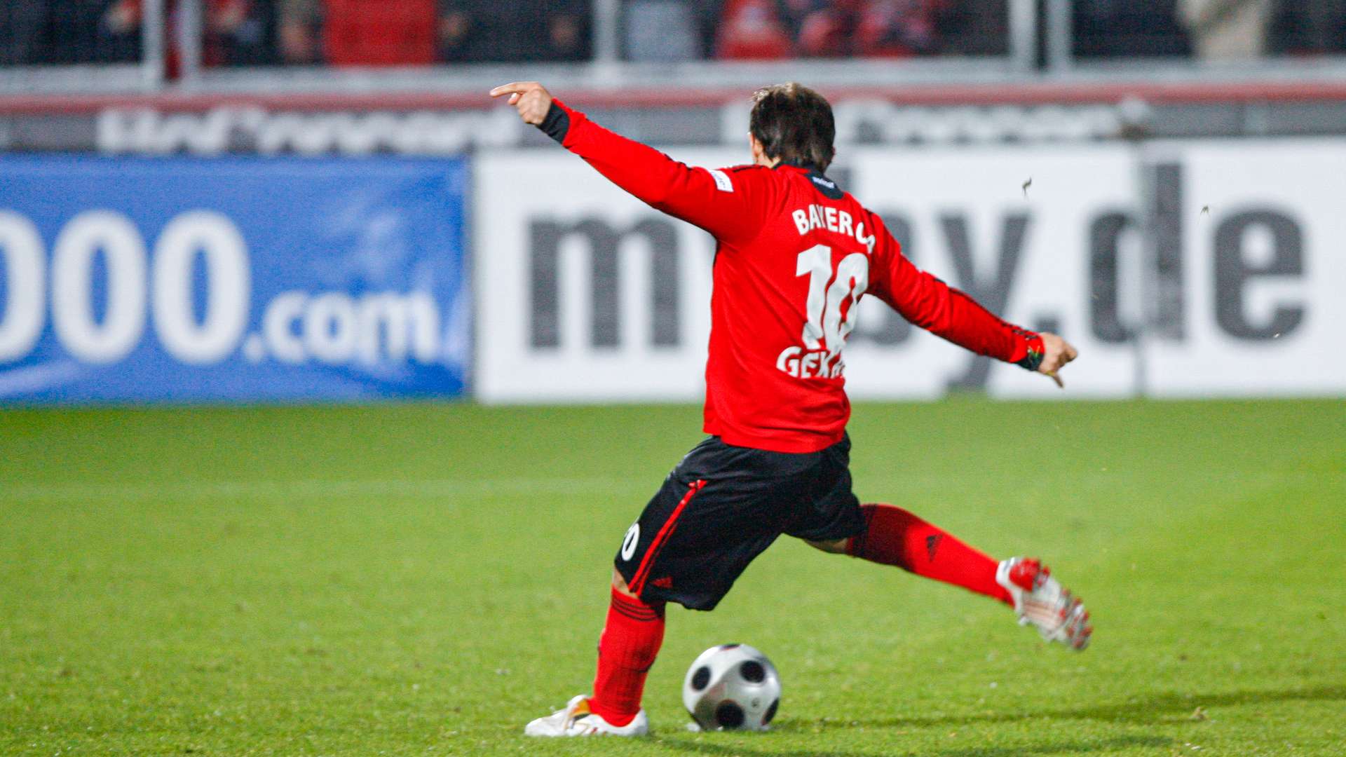 Theofanis Gekas beim Elfmeter