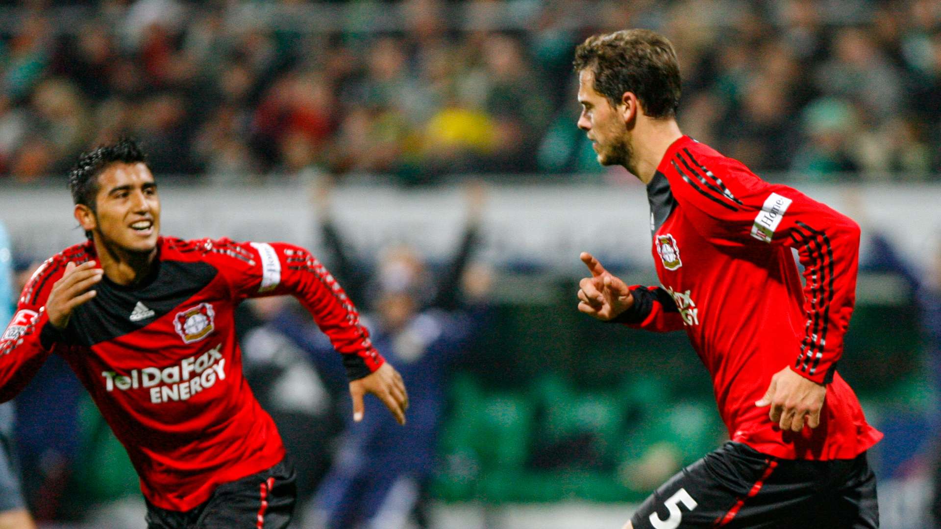 Manuel Friedrich und Arturo Vidal beim Torjubel