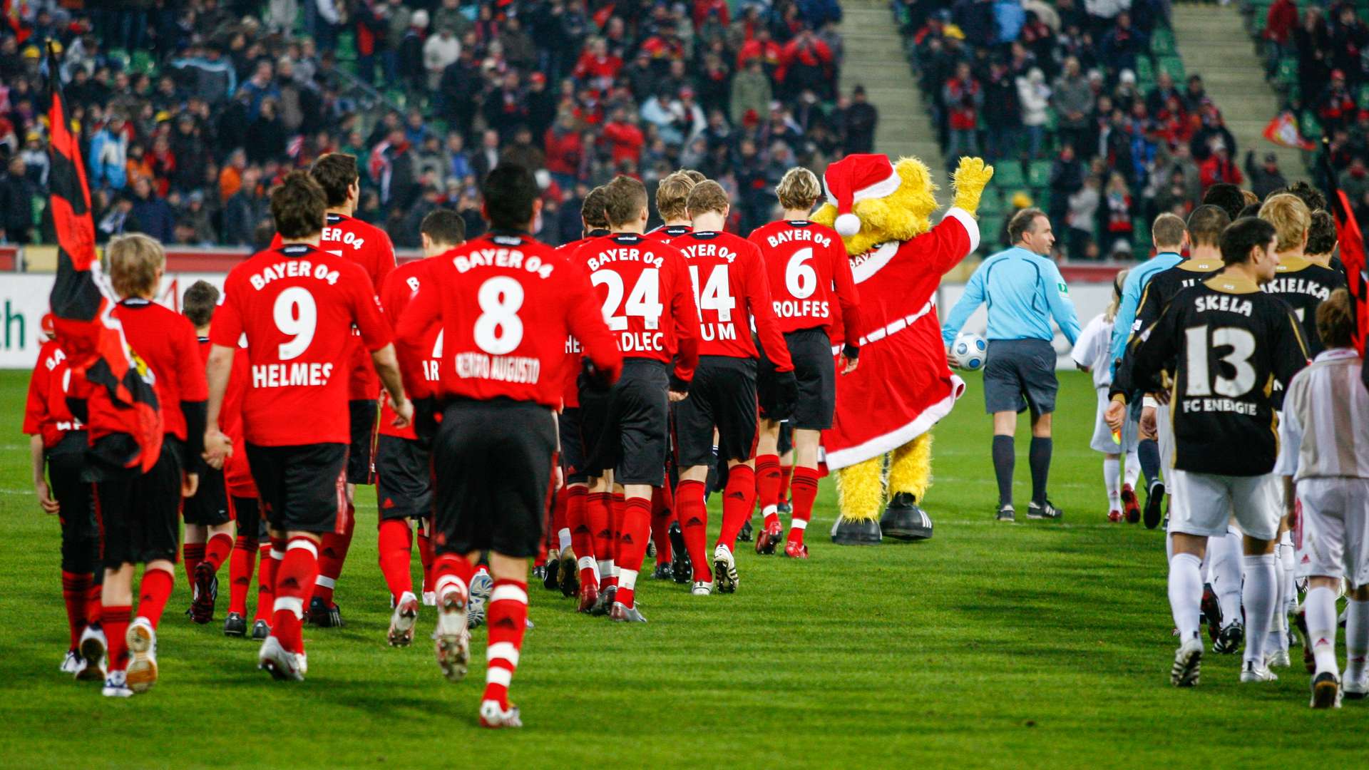 Werkself und Energie Cottbus laufen ein
