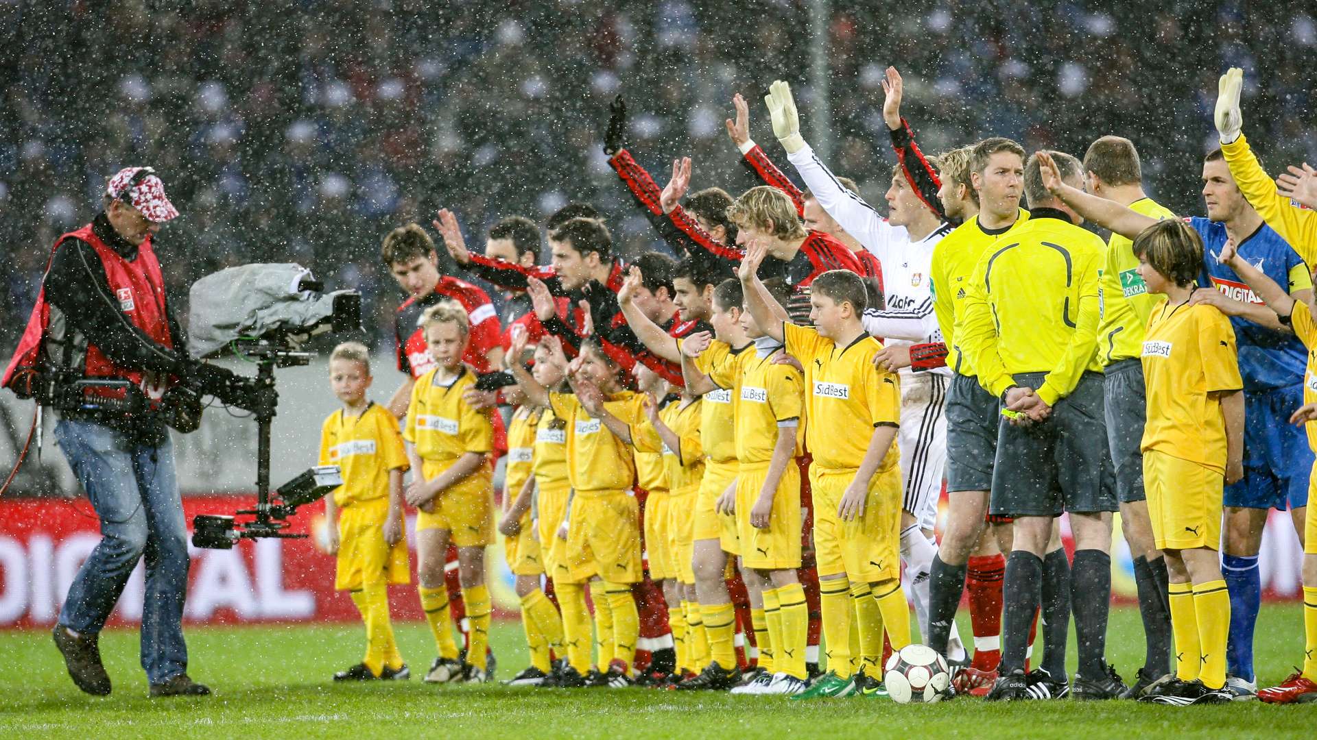 Werkself nach dem Einlaufen in Hoffenheim