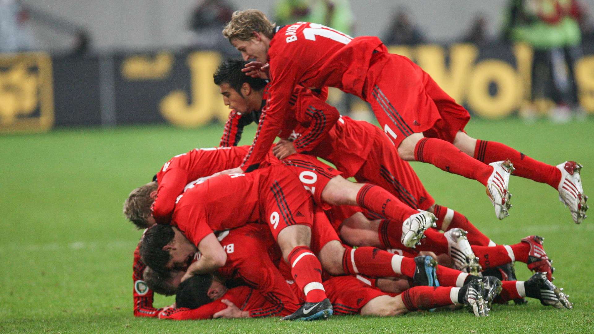 Werkself beim Torjubel