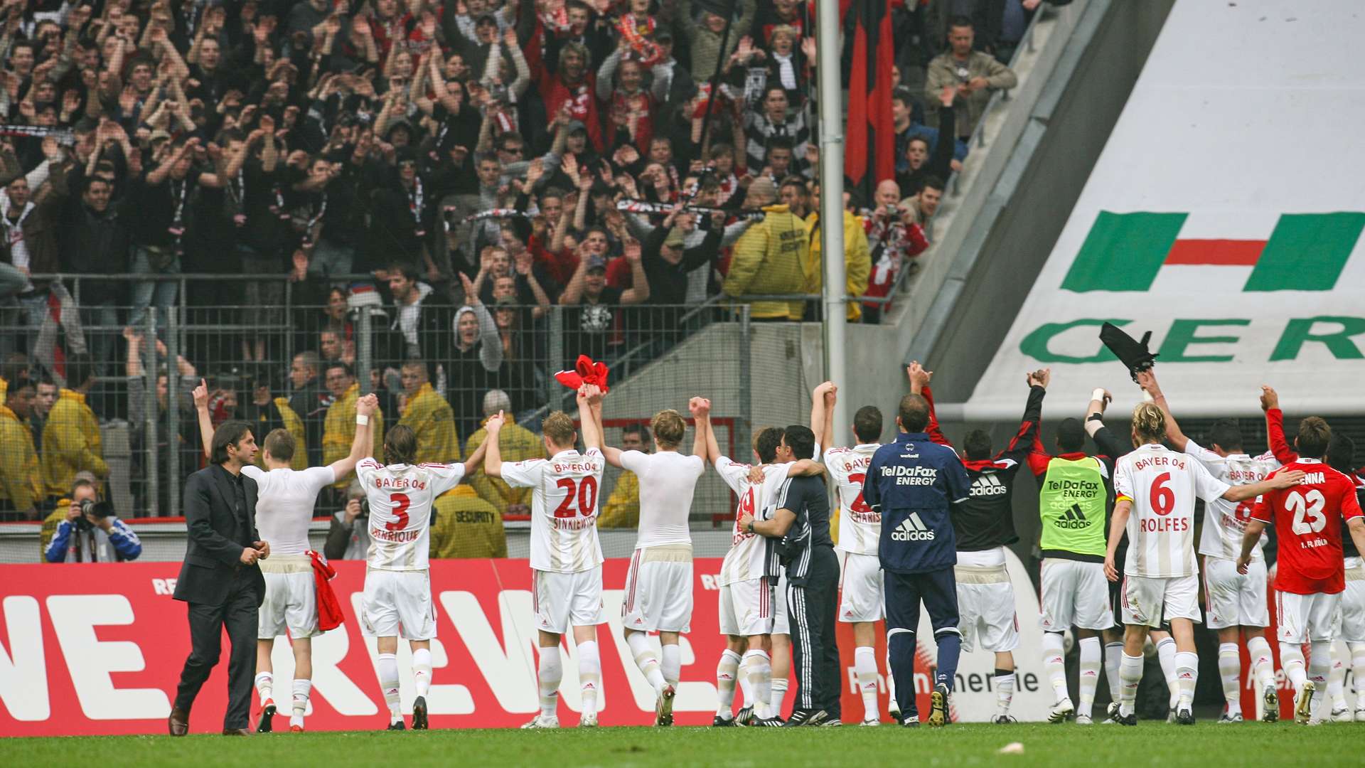 Werkself feiert mit den Bayer 04-Fans