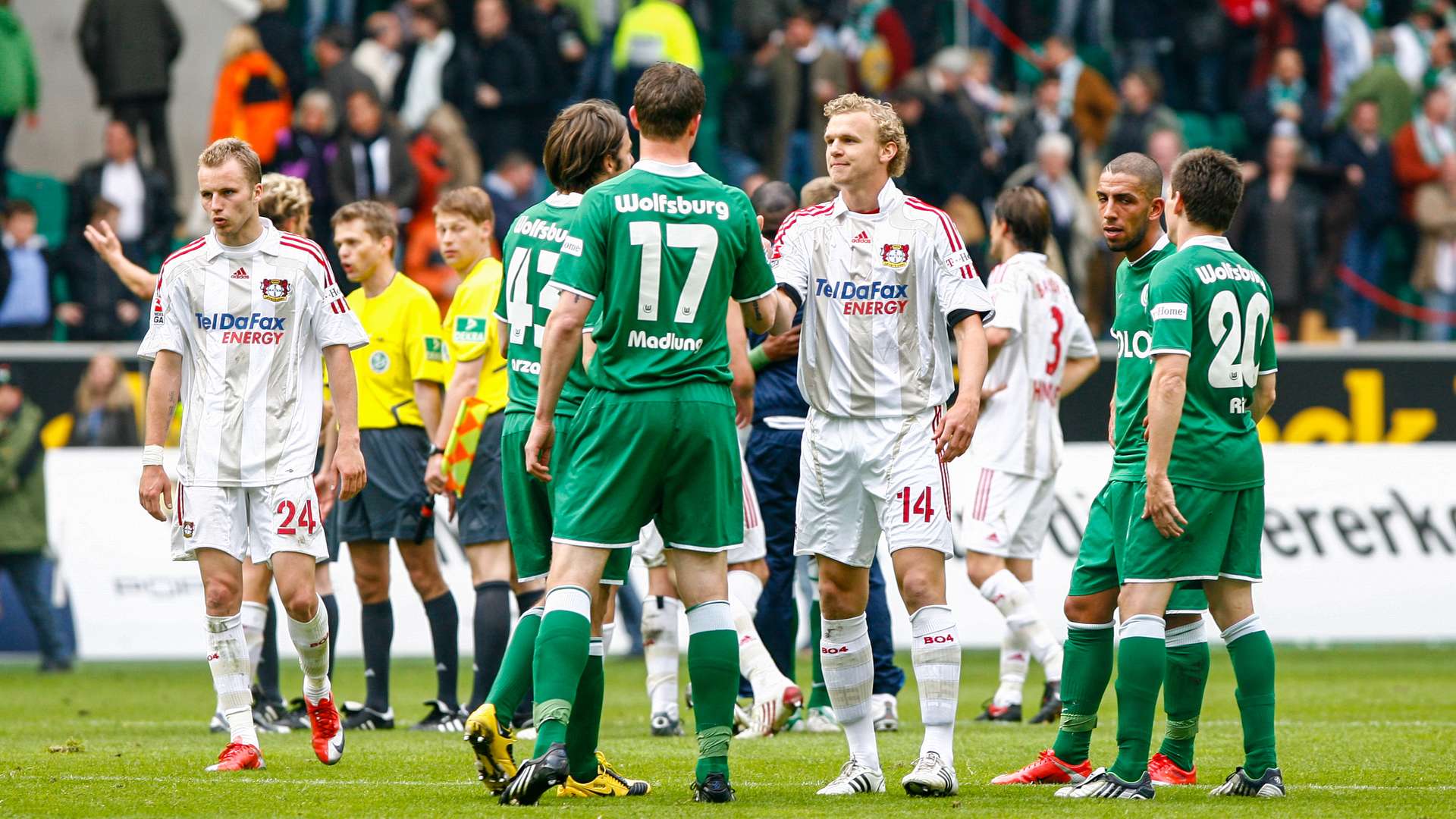 Werkself nach dem Spiel in Wolfsburg