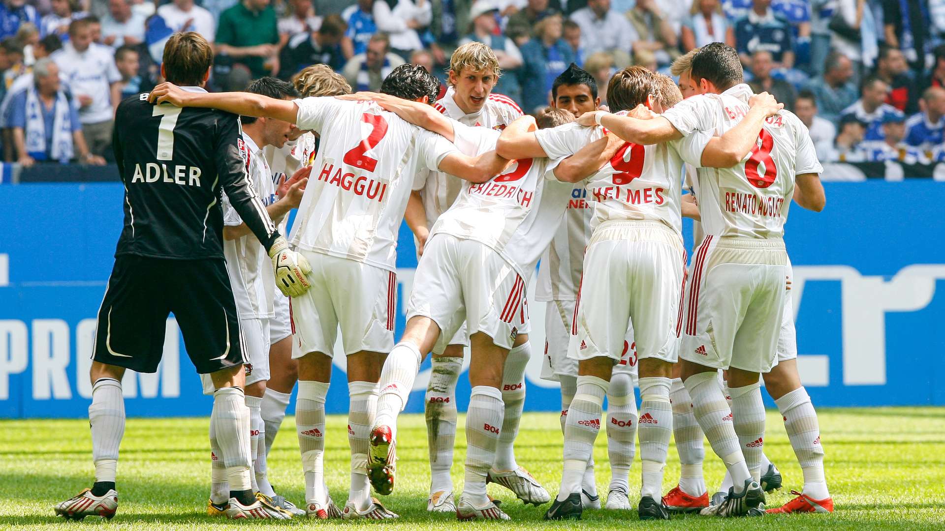 Werkself vor dem Spiel auf Schalke