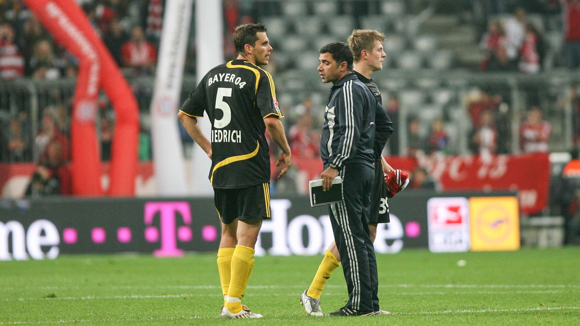 Manuel Friedrich und Toni Kroos mit Co-Trainer Eddy Sözer