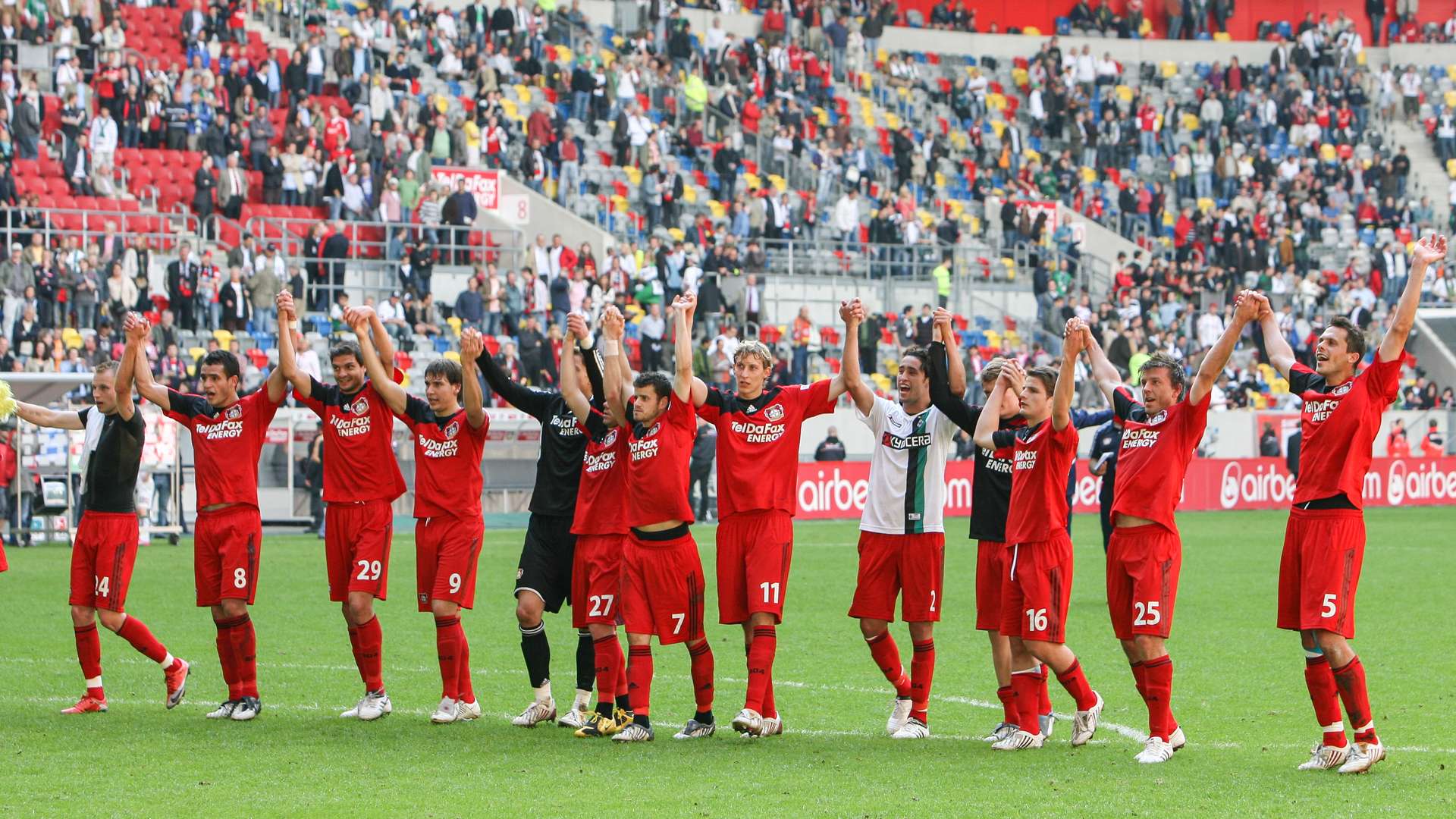 Werkself feiert den Sieg mit den Fans