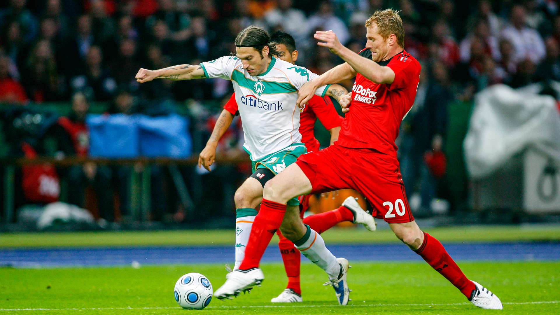 Lukas Sinkiewicz gegen den Bremer Torsten Frings