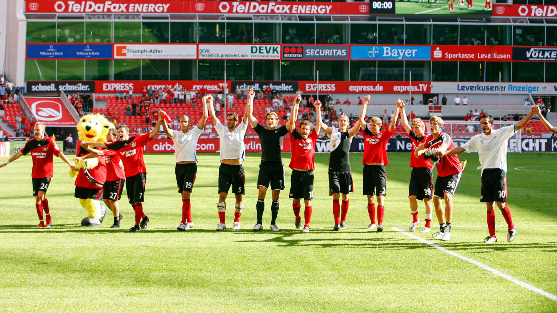 Werkself feiert mit den Fans