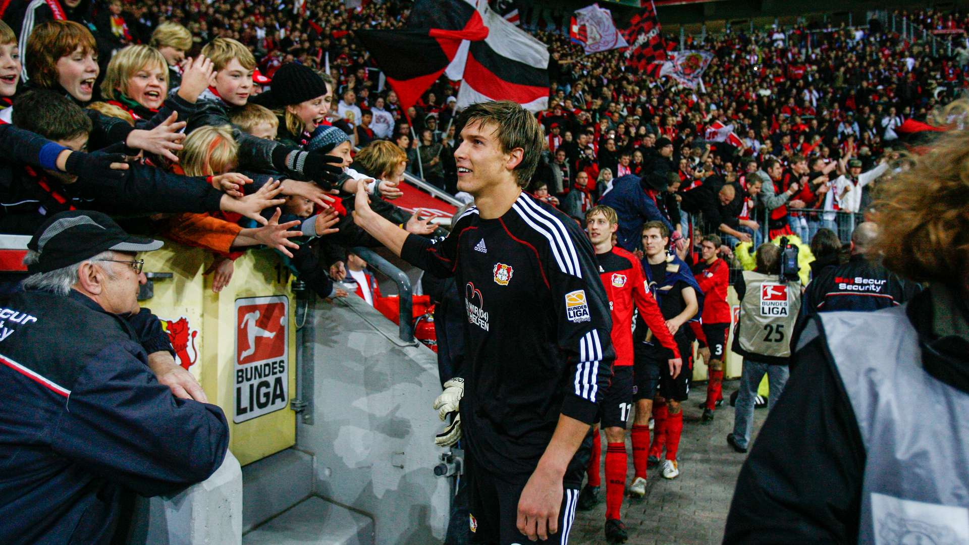 Fabian Giefer feiert mit den Fans