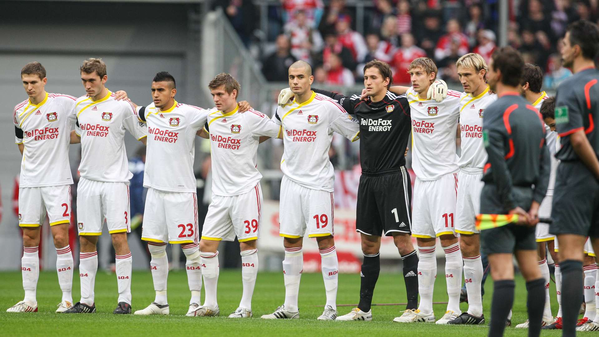 Werkself bei der Schweigeminute für Robert Enke