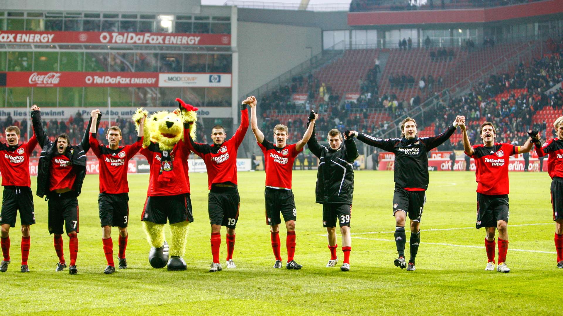 Werkself feiert den Sieg mit den Fans