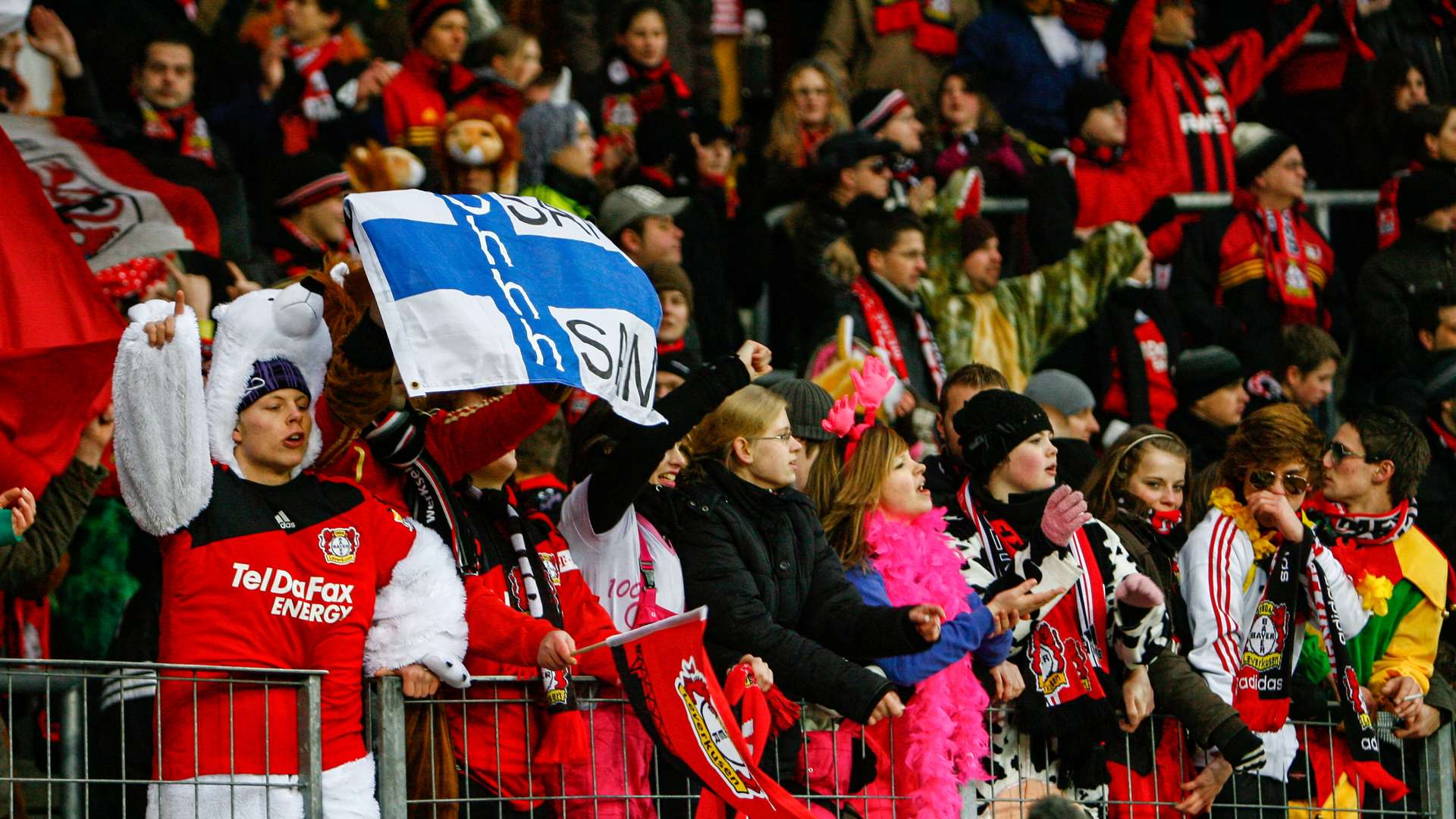 Kostümierte Bayer 04-Fans