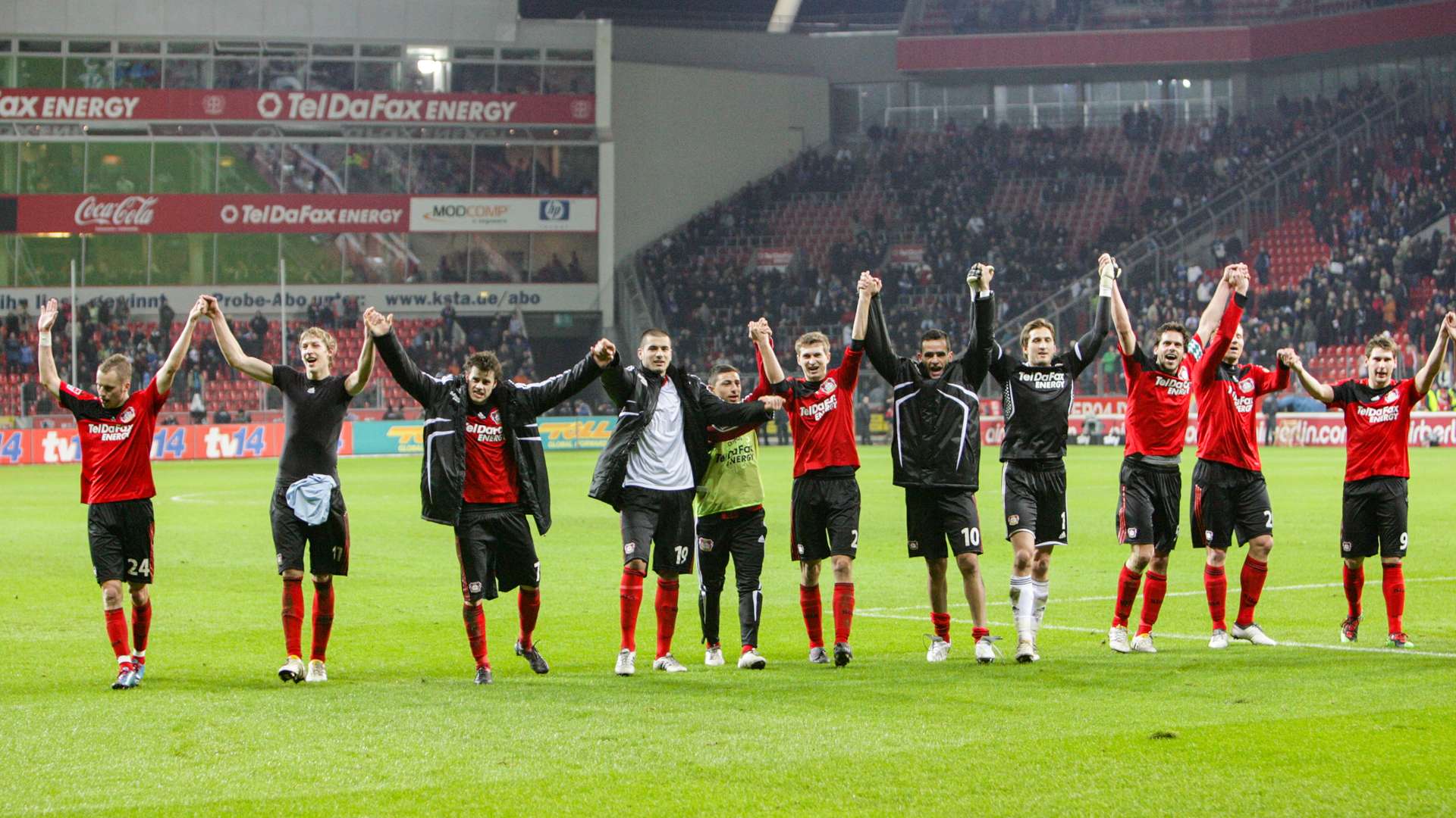 Werkself feiert den Sieg mit den Fans