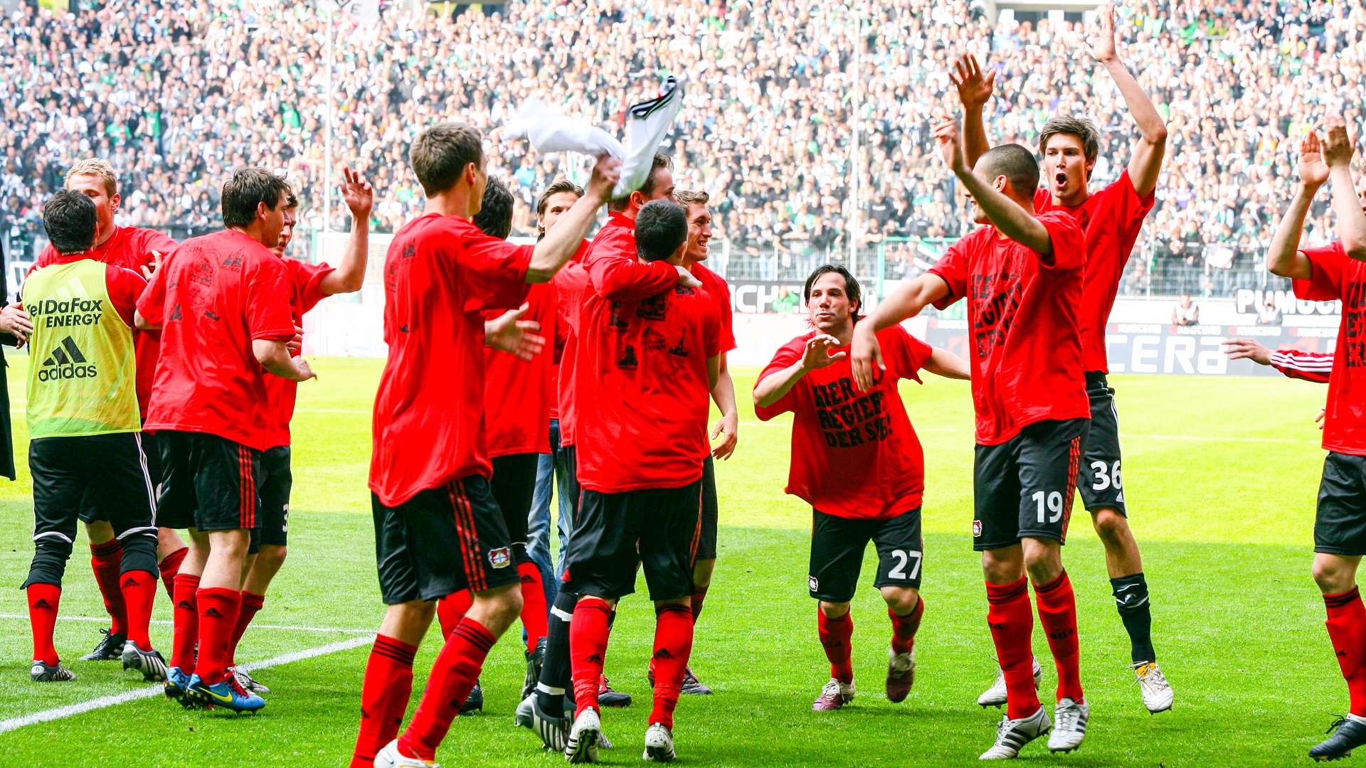 Werkself feiert mit den Fans