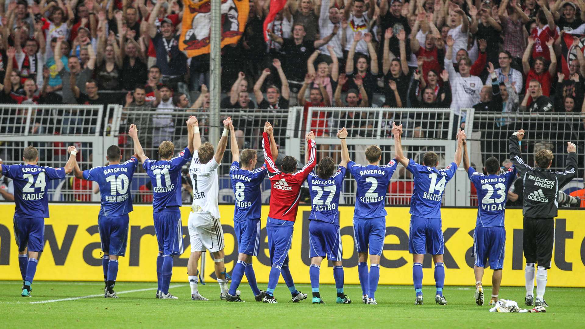 Werkself feiert mit den Fans