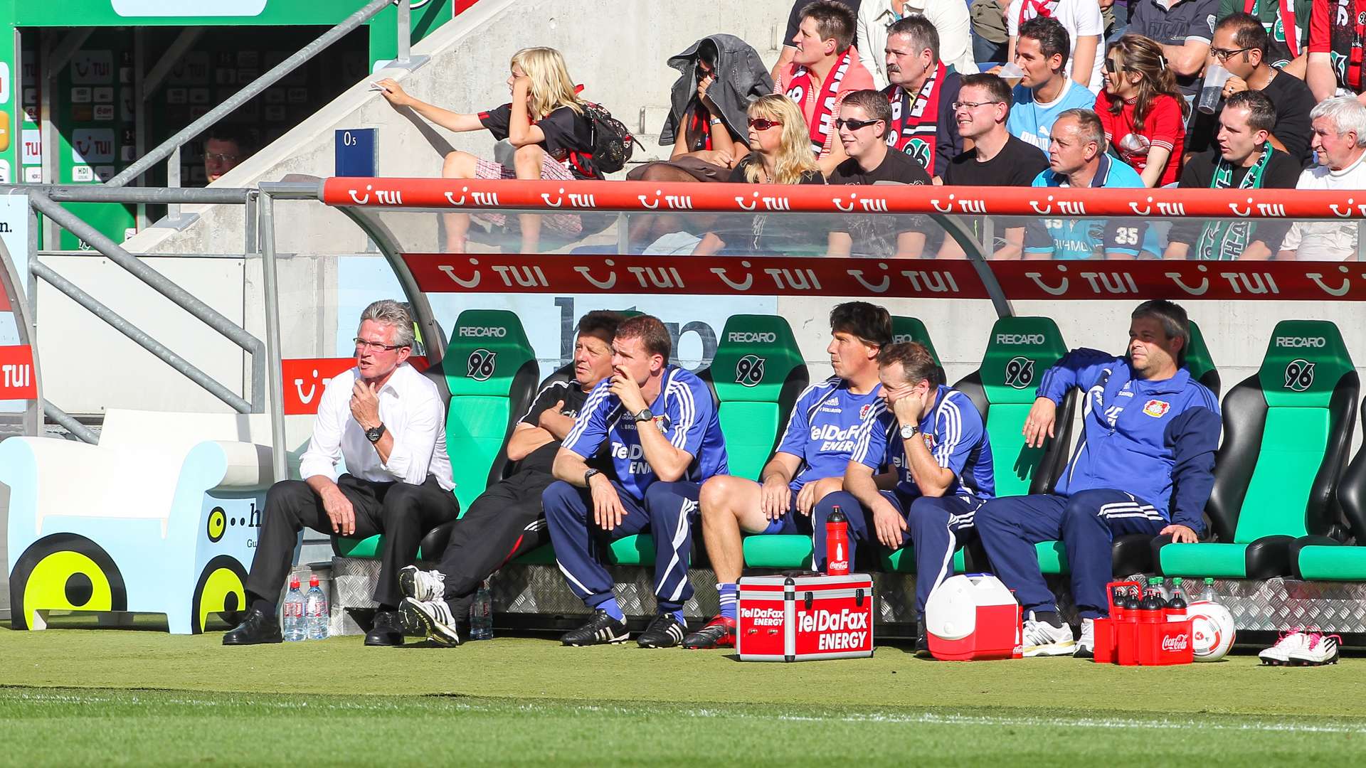 Bayer 04-Ersatzbank um Trainer Jupp Heynckes