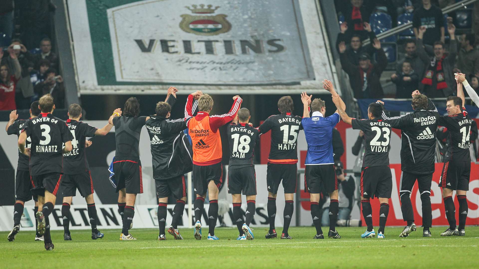 Werkself feiert den Sieg mit den Fans